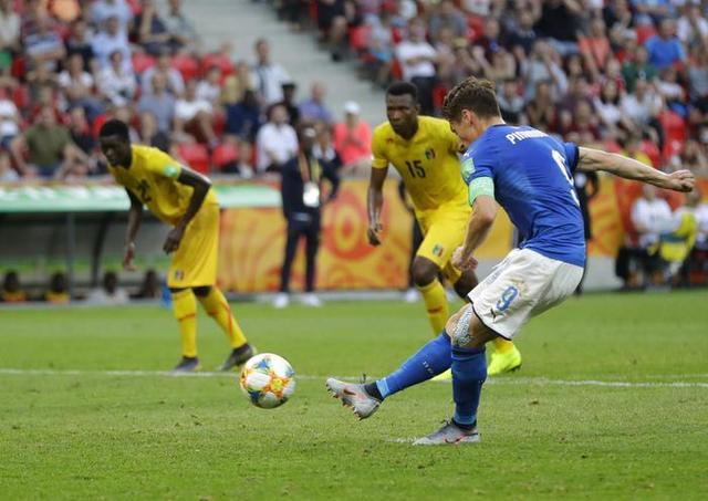 先锋突袭!锋线球员助攻破门,率先得分 先锋突袭!锋线球员助攻破门,率先得分