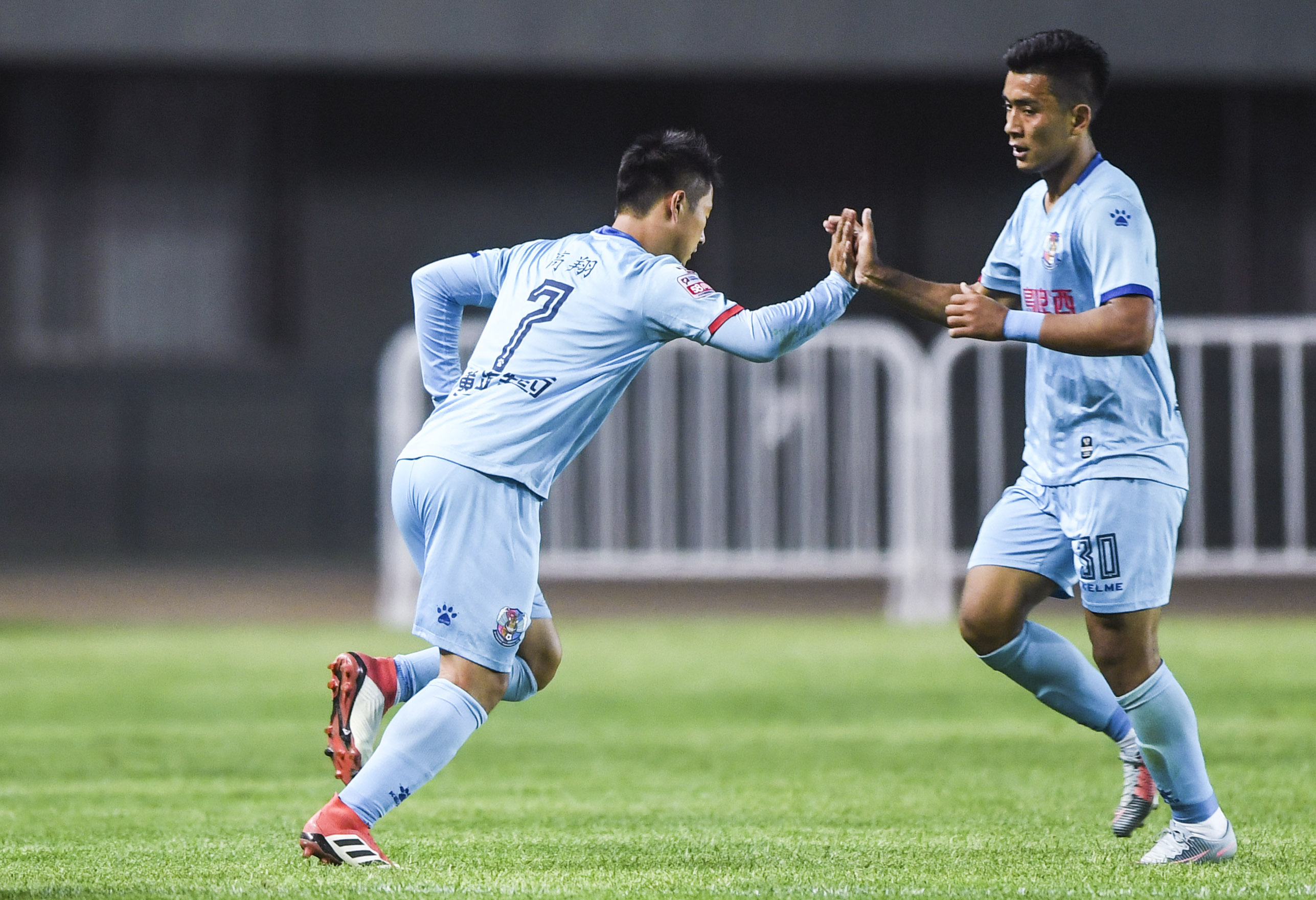 足球盛事:青岛黄海主场不敌河南建业,遭遇败绩 足球盛事:青岛黄海主场不敌河南建业,遭遇败绩