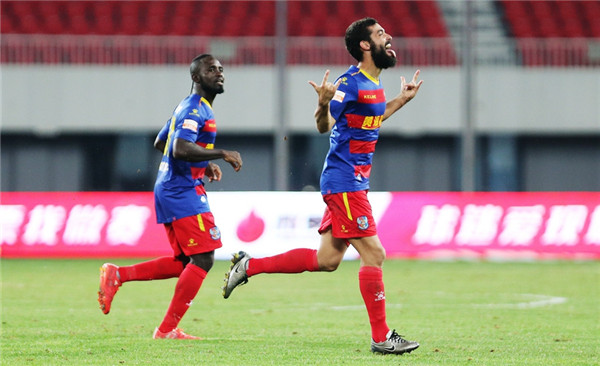 足球盛事:青岛黄海主场不敌河南建业,遭遇败绩 足球盛事:青岛黄海主场不敌河南建业,遭遇败绩