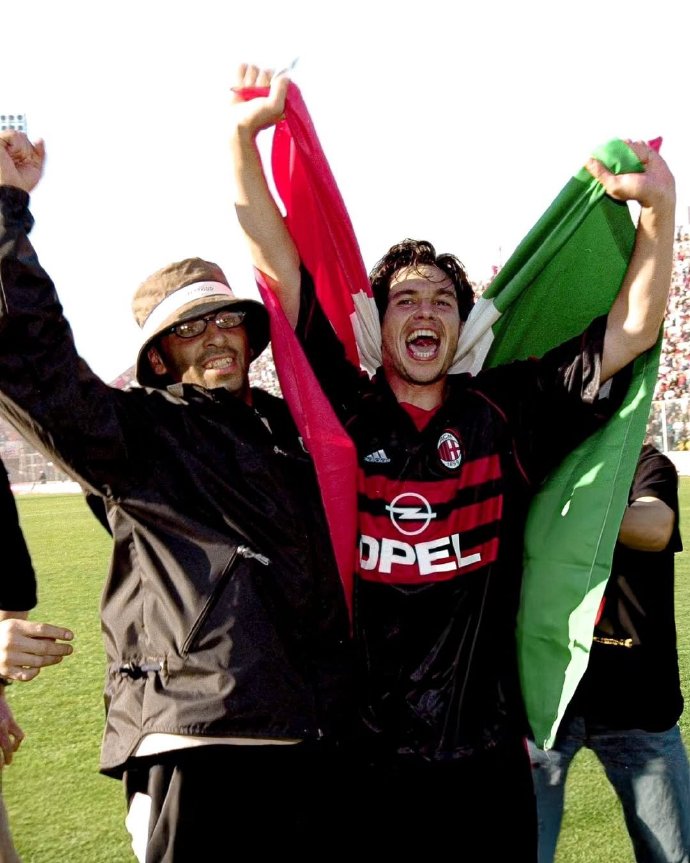 AC米兰球员表现神勇,收获胜利 AC米兰球员表现神勇,收获胜利