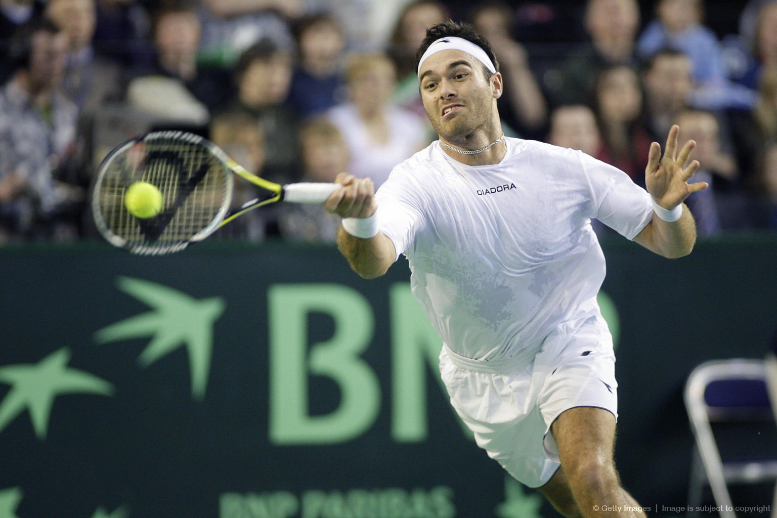 小牛队球员哈钦斯挑战三分记录,成为焦点人物 小牛队球员哈钦斯挑战三分记录,成为焦点人物