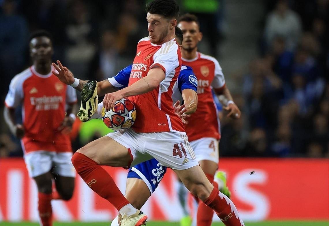 阿森纳队长领衔进攻,一步凌空助球队夺冠 阿森纳队长领衔进攻,一步凌空助球队夺冠