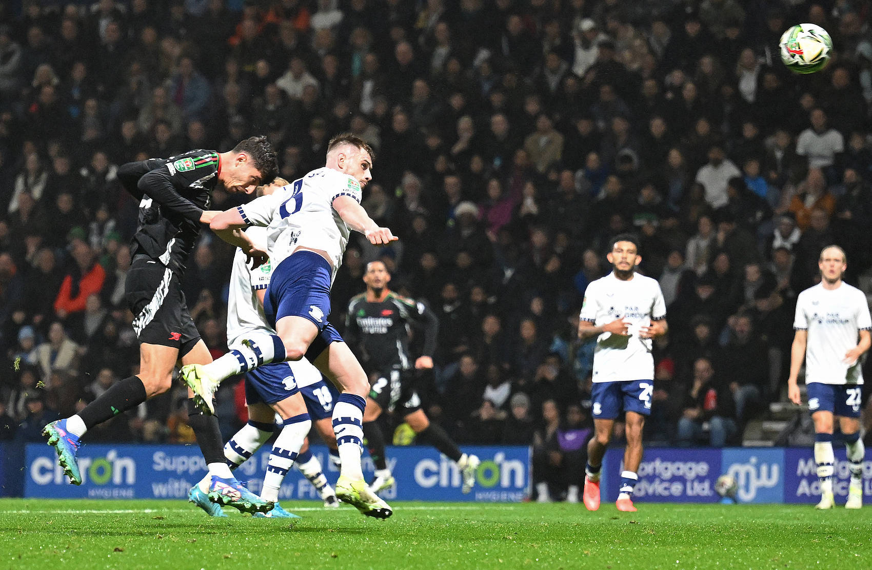 阿森纳队长领衔进攻,一步凌空助球队夺冠 阿森纳队长领衔进攻,一步凌空助球队夺冠