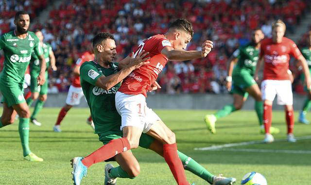 圣埃蒂安客场大胜,继续领跑 圣埃蒂安客场大胜,继续领跑