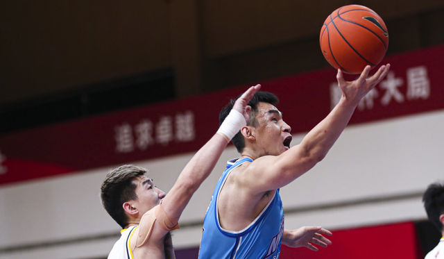 球队锋线犀利,攻守两端表现出色 球队锋线犀利,攻守两端表现出色