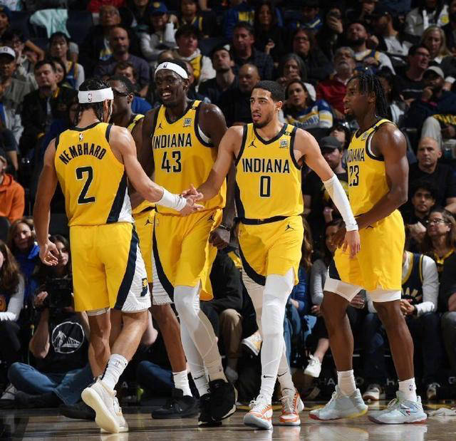 步行者队新秀崭露头角,主教练现场受访 步行者队新秀崭露头角,主教练现场受访