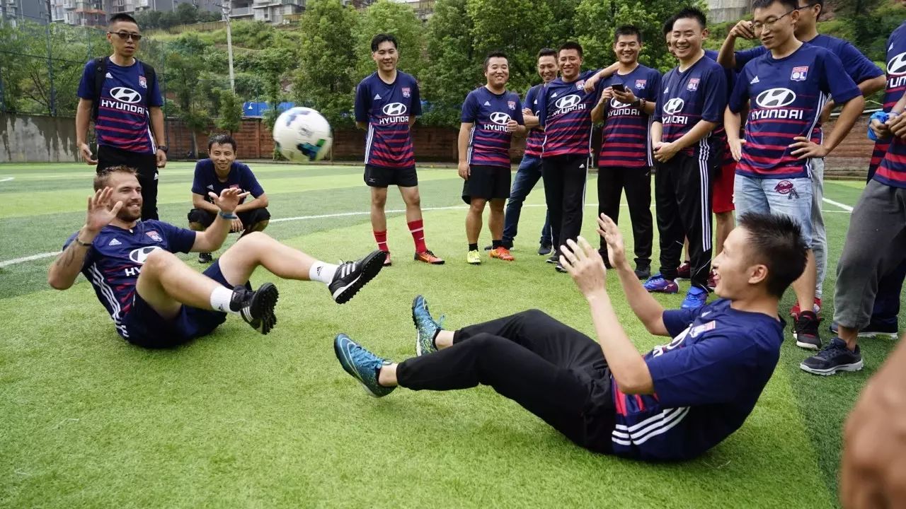 里昂总教练完毕检查备战状态,共同备战集合 里昂总教练完毕检查备战状态,共同备战集合