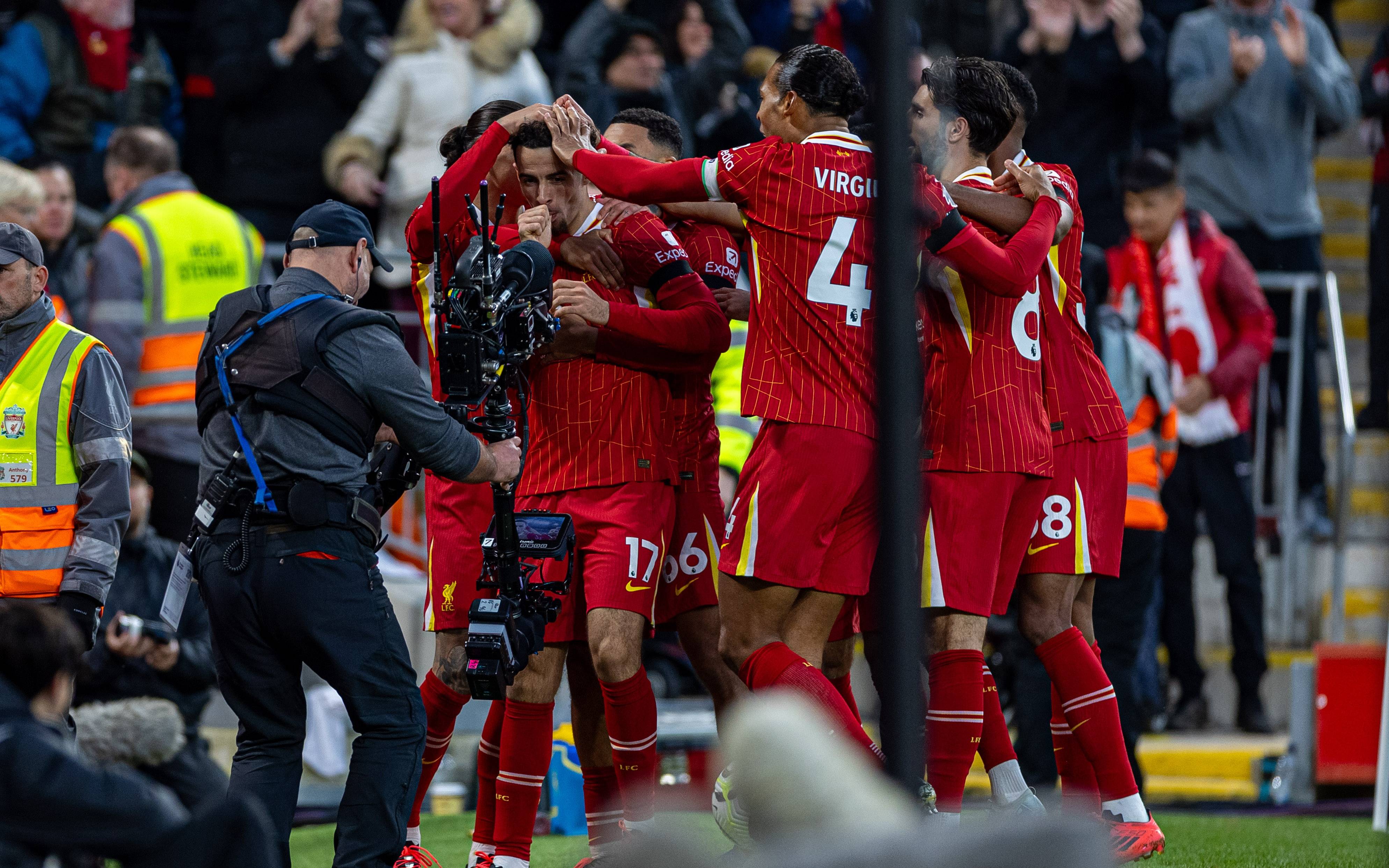 利物浦大胜狼队,主场占据绝对优势 利物浦大胜狼队,主场占据绝对优势