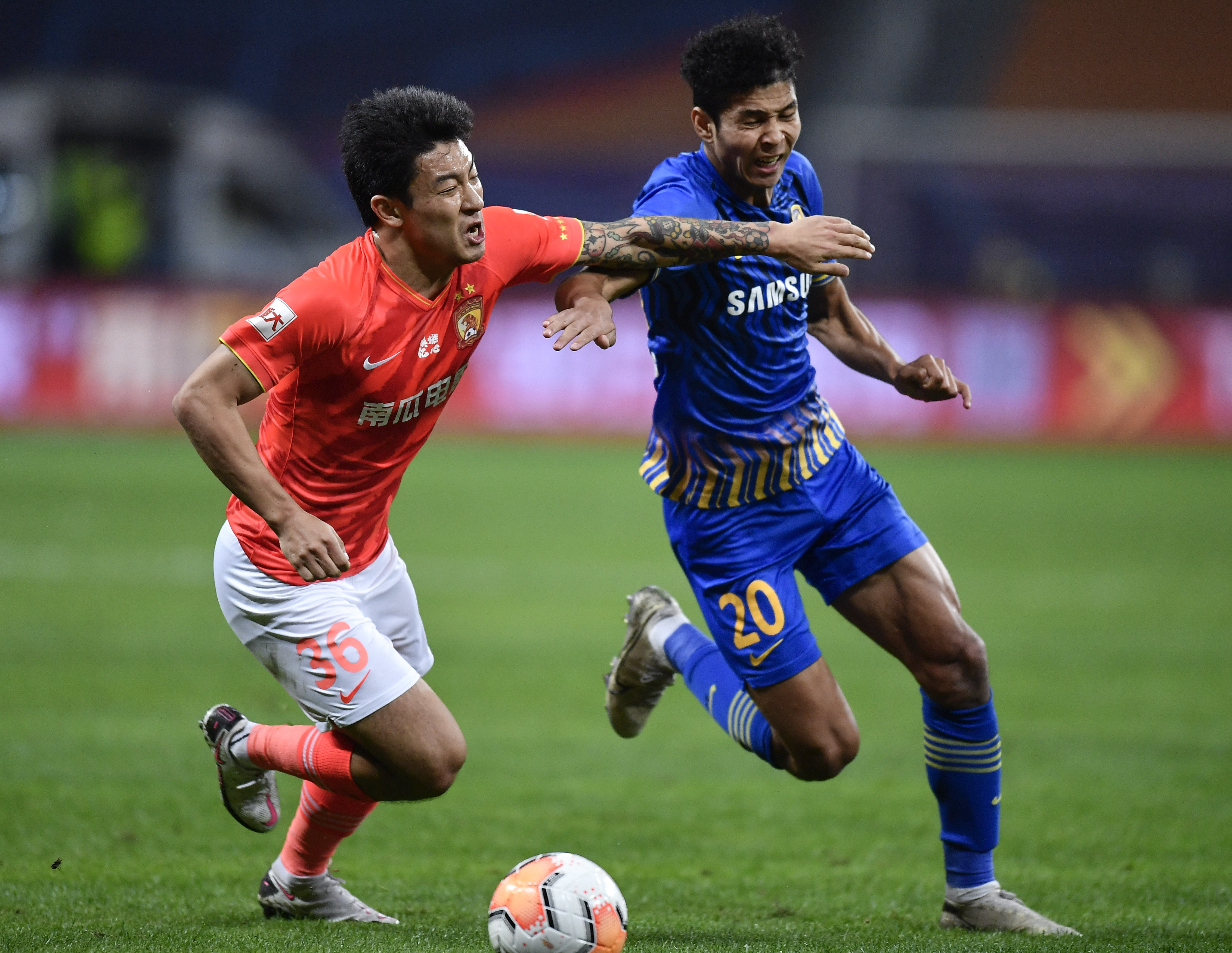 江苏苏宁强势斩获三分,河北华夏球员默契十足 江苏苏宁强势斩获三分,河北华夏球员默契十足