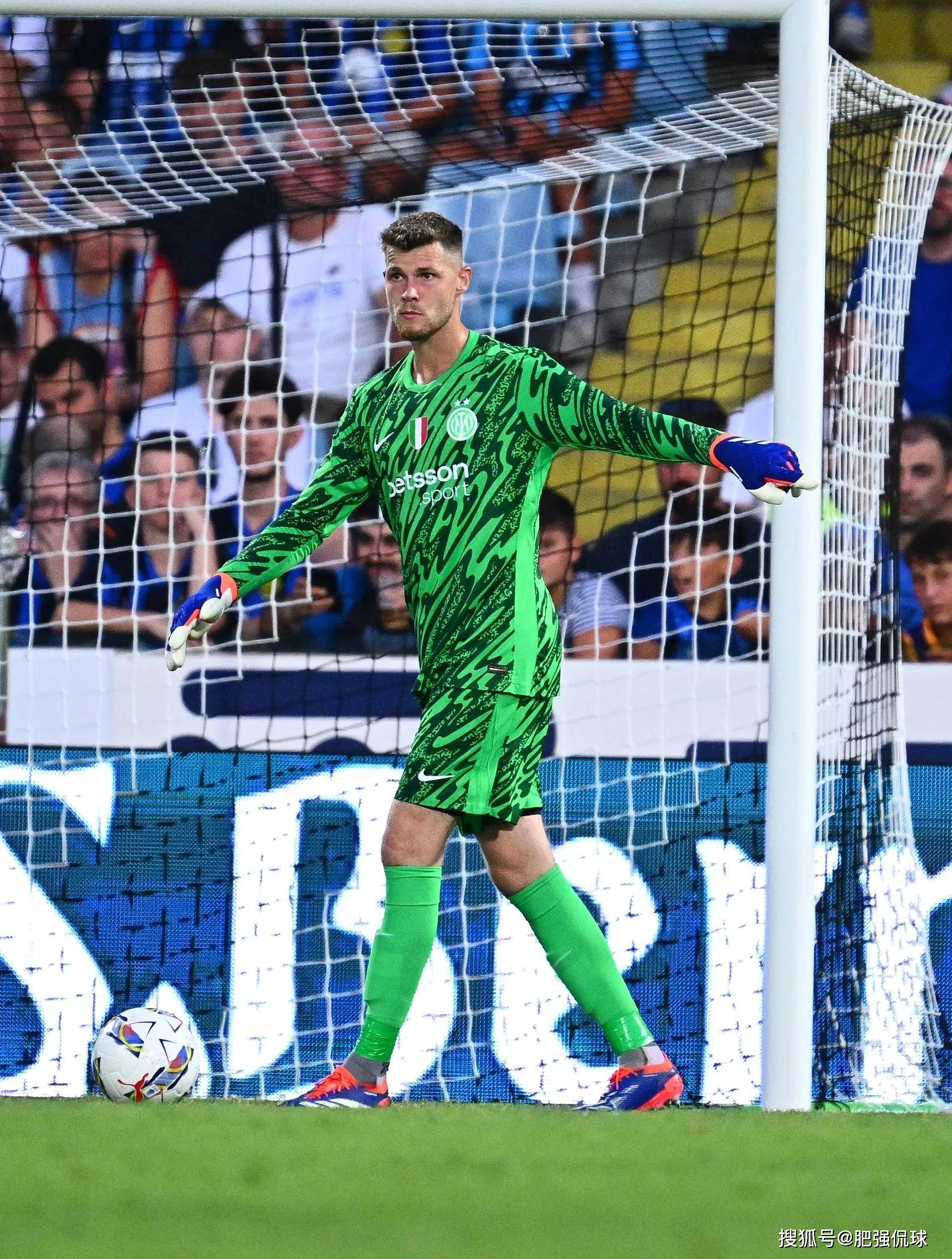 球员在国际比赛中展示出色表现 球员在国际比赛中展示出色表现