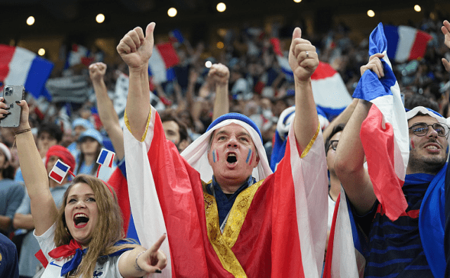 比赛中球员们展现了出色的技术和配合,赢得了观众的欢呼 比赛中球员们展现了出色的技术和配合,赢得了观众的欢呼