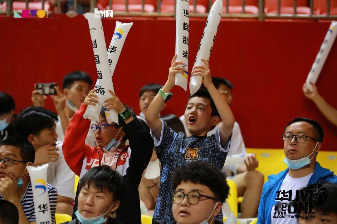 比赛中球员们展现了出色的技术和配合,赢得了观众的欢呼 比赛中球员们展现了出色的技术和配合,赢得了观众的欢呼