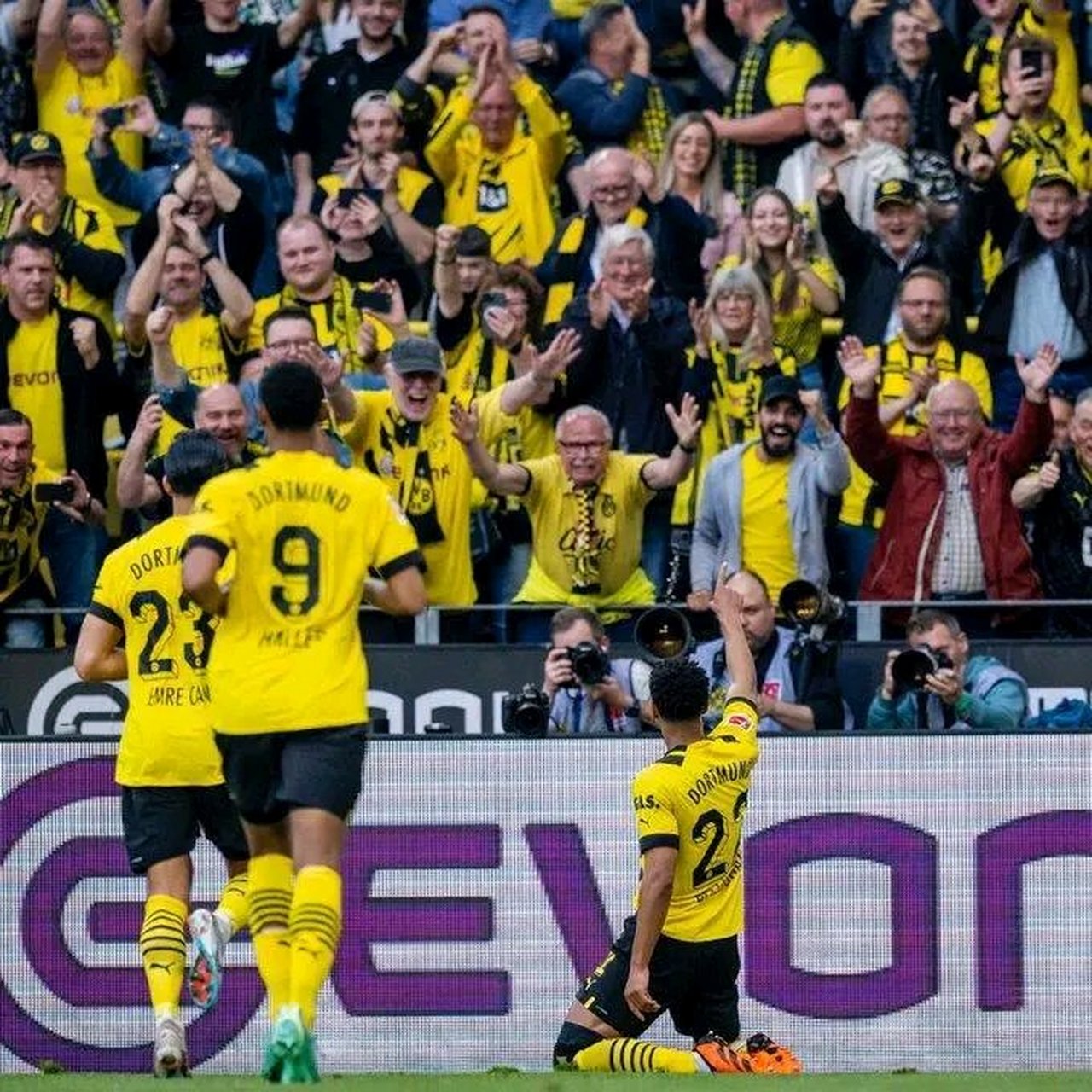 沙尔克04主场大胜,提升联赛排名 沙尔克04主场大胜,提升联赛排名