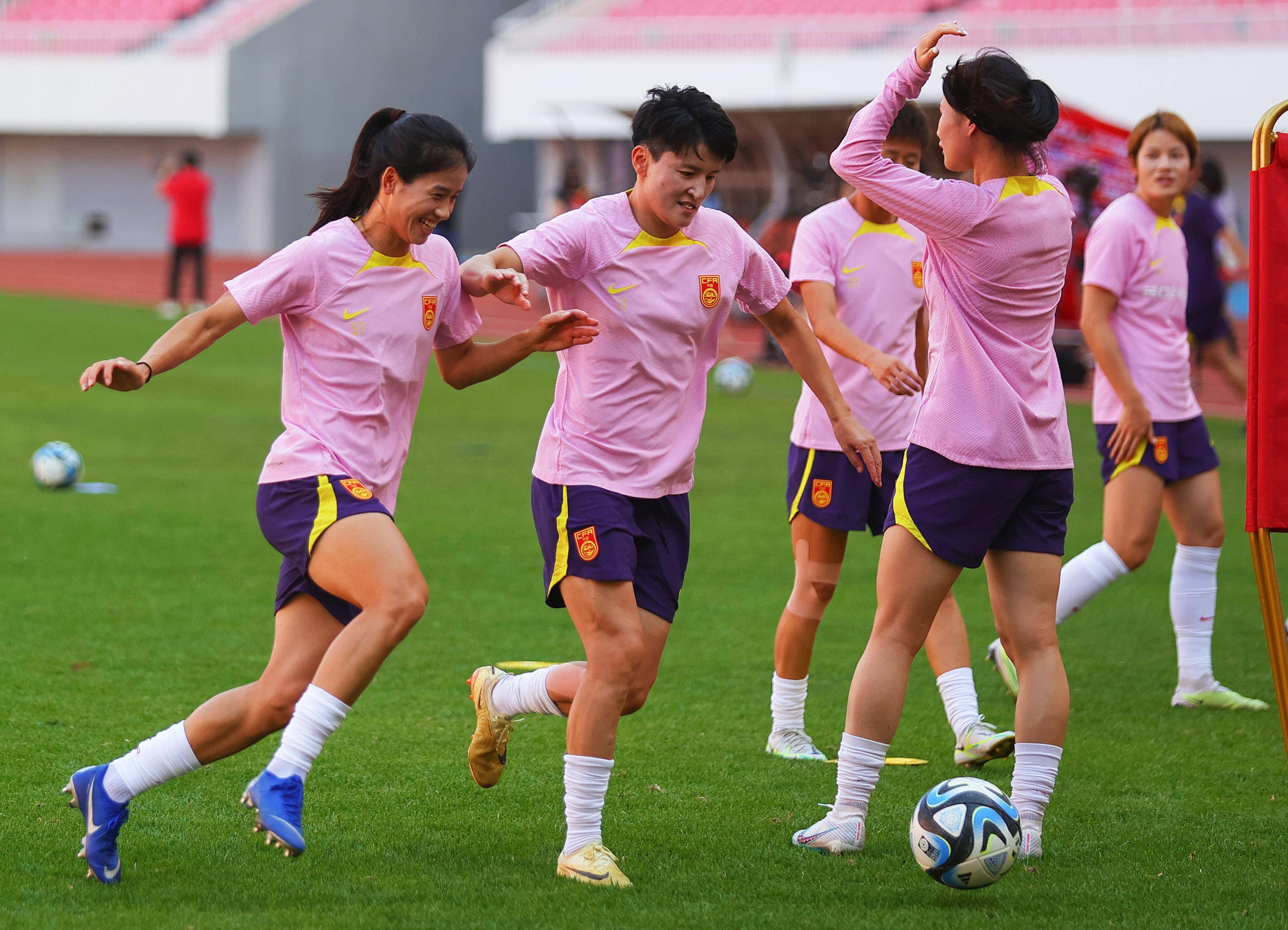 中国女足队员在国际足球赛事中展现出色 中国女足队员在国际足球赛事中展现出色