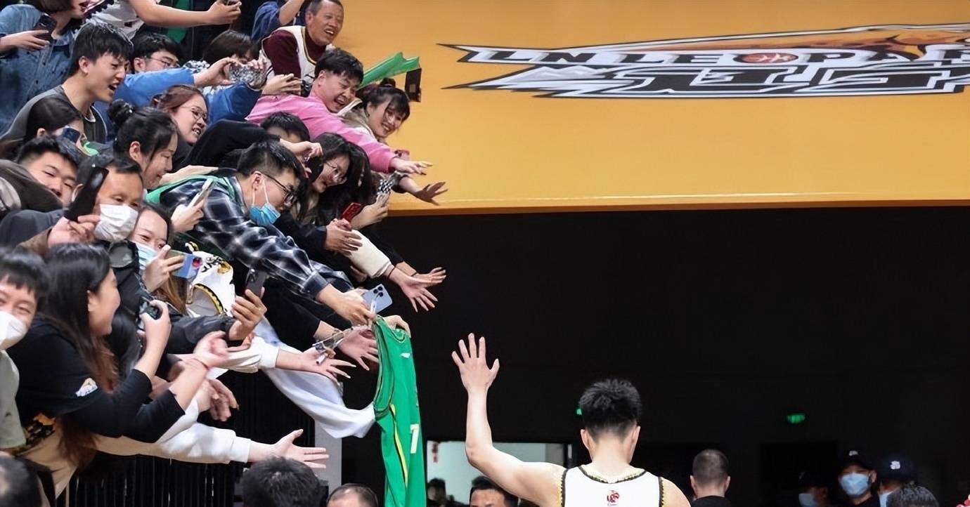 球迷热情不减，篮球比赛观赏性大增