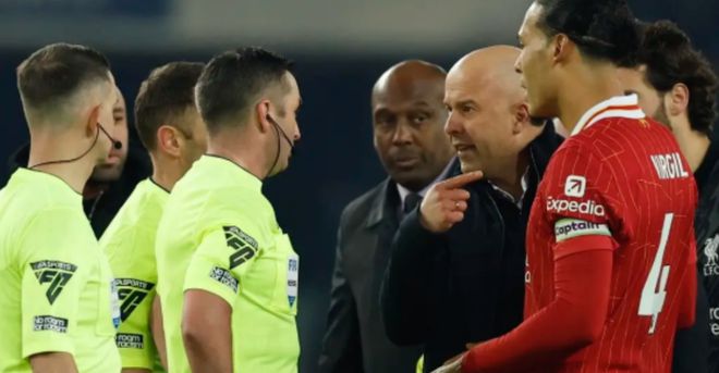 红牌事件引发争议,裁判被质疑 红牌事件引发争议,裁判被质疑