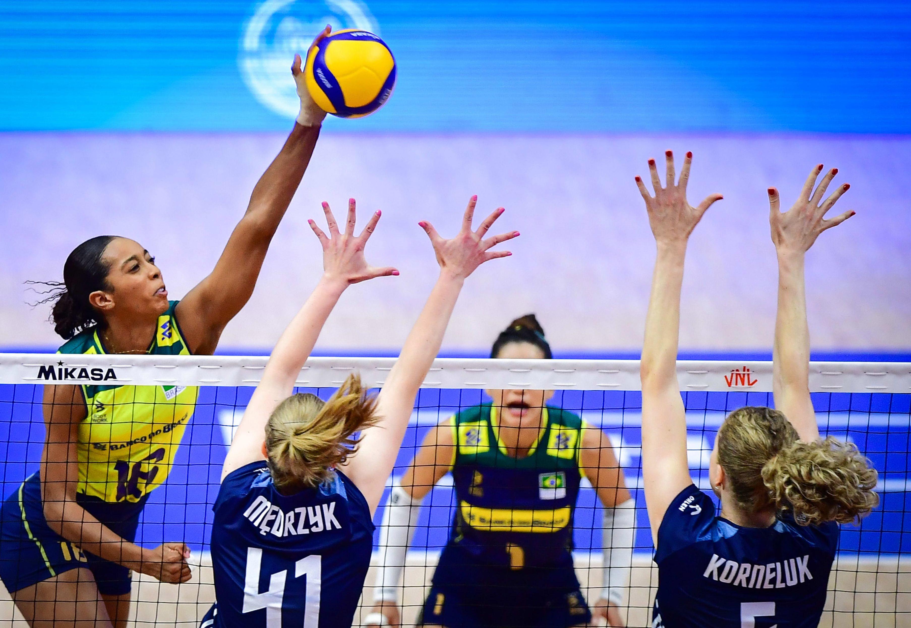 芬兰女足战平波兰,成功晋级季军争夺战! 芬兰女足战平波兰,成功晋级季军争夺战!