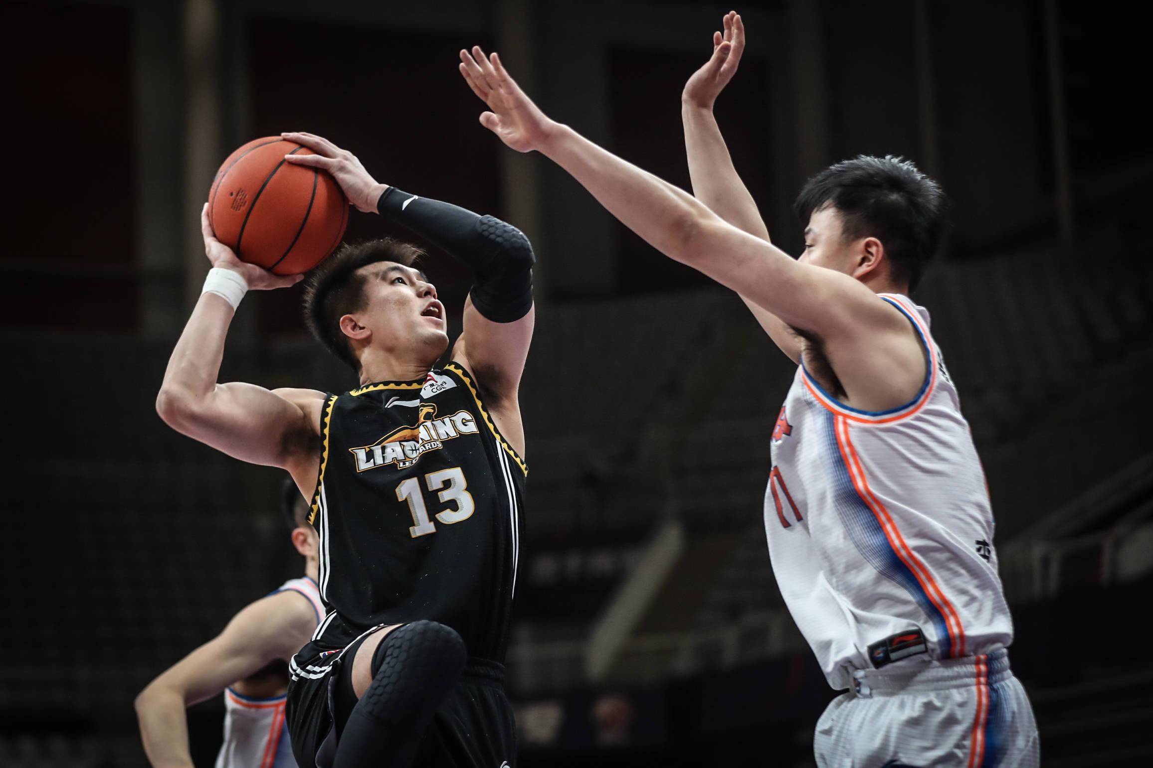 篮球比赛中展现的技艺纯熟动人心弦 篮球比赛中展现的技艺纯熟动人心弦