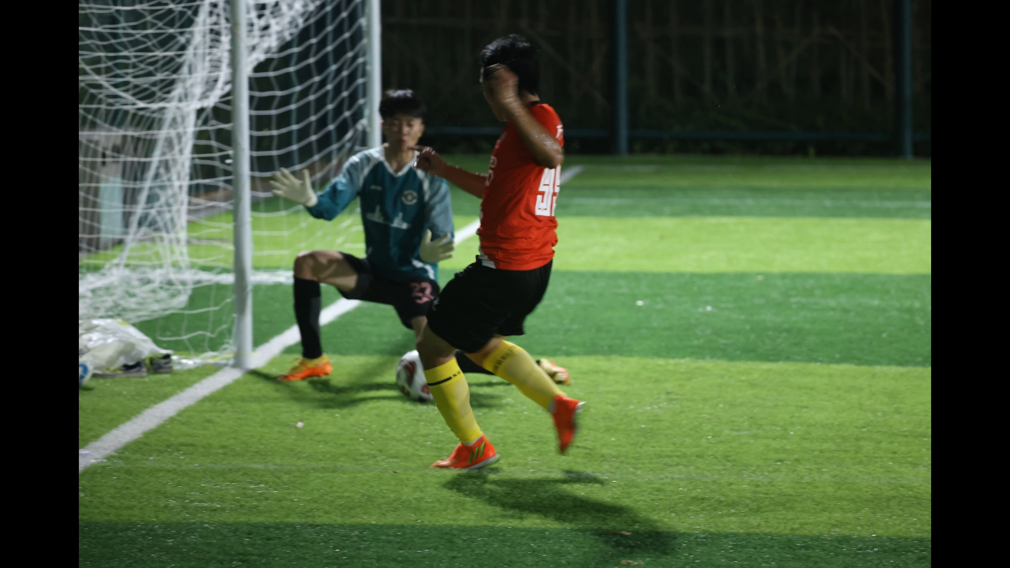 场上战术交锋!足球赛事精彩瞬间! 场上战术交锋!足球赛事精彩瞬间!