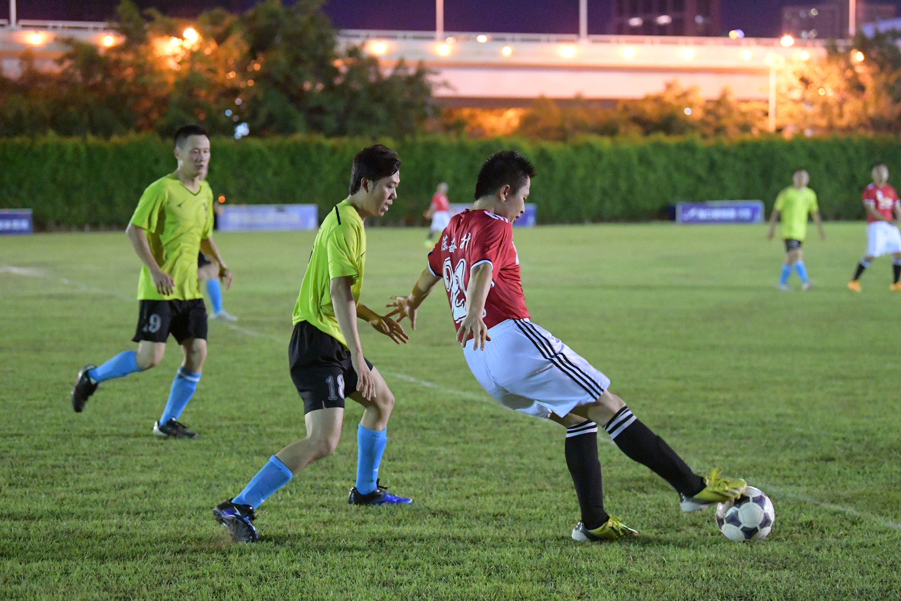 场上战术交锋!足球赛事精彩瞬间! 场上战术交锋!足球赛事精彩瞬间!