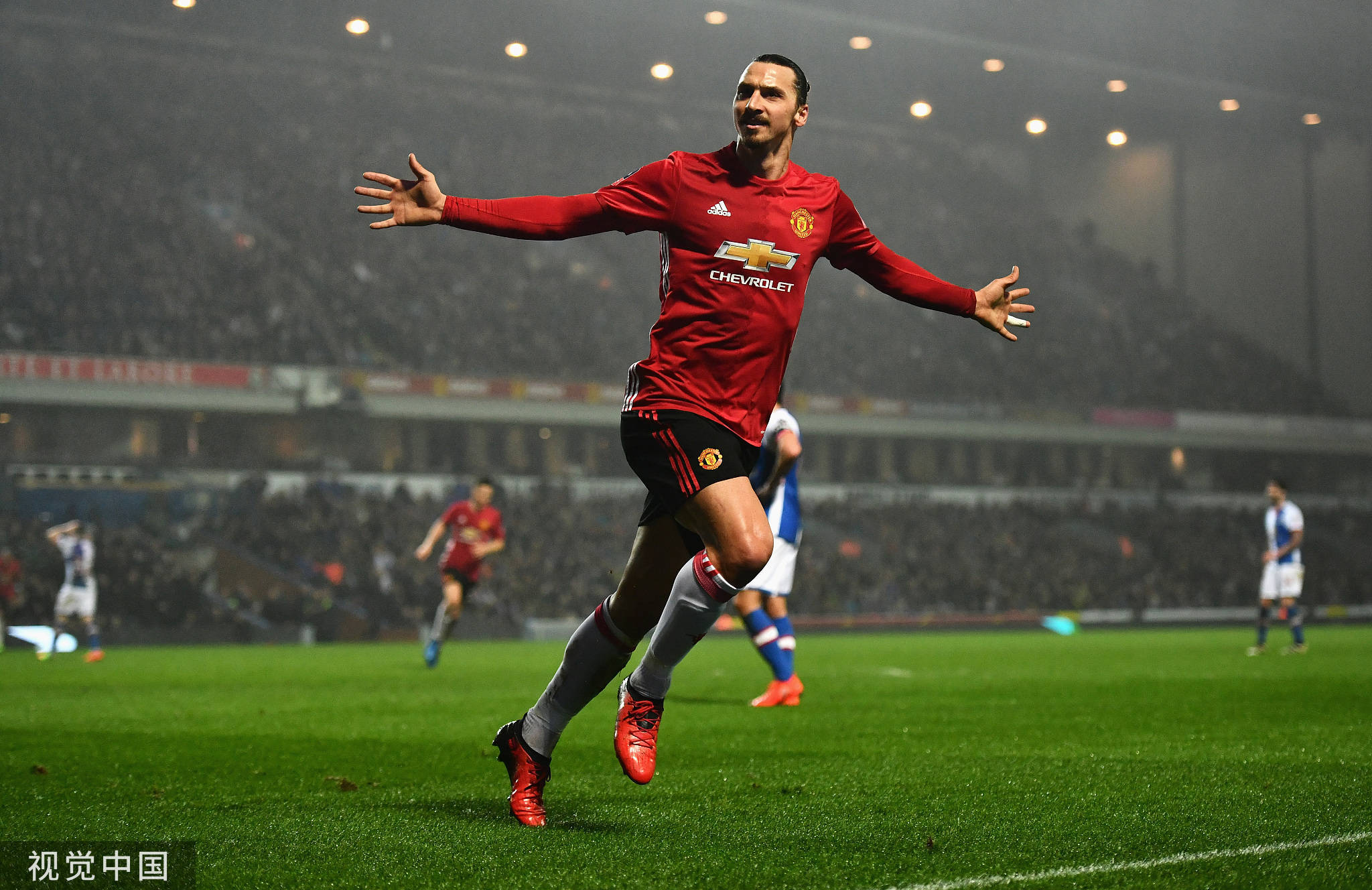 伊布拉希莫维奇重返英超赛场,是否展示老将风采 伊布拉希莫维奇重返英超赛场,是否展示老将风采