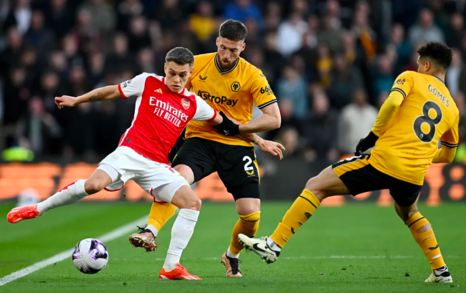 阿森纳主场击败狼队,卫冕梦想再起 阿森纳主场击败狼队,卫冕梦想再起