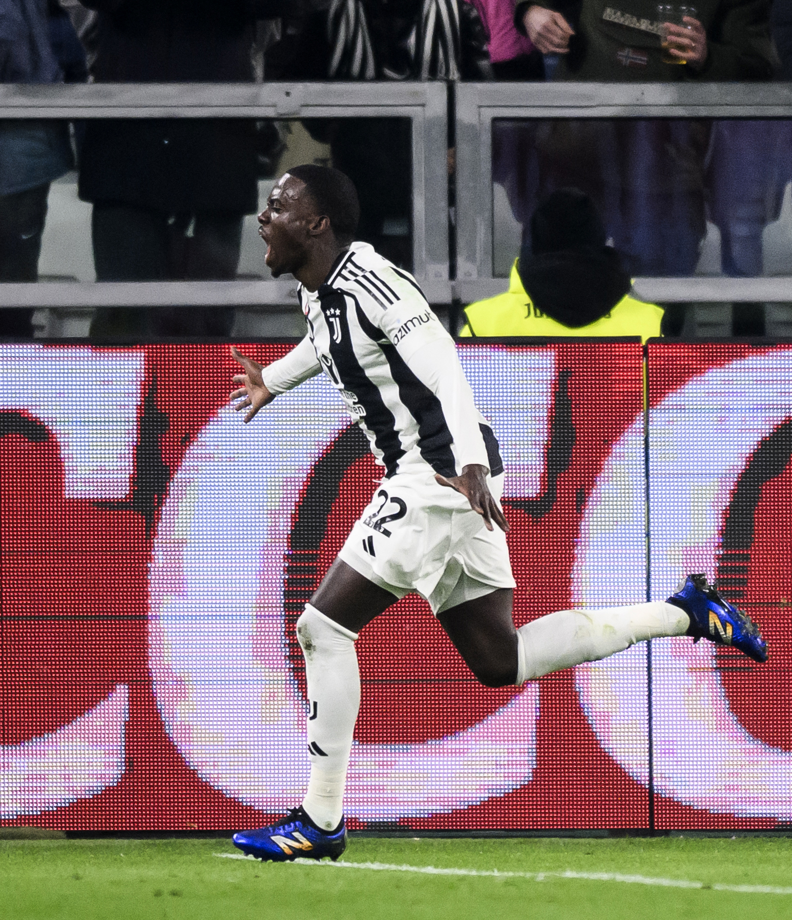 尤文图斯门将神勇扑救,帮助球队取得胜利 尤文图斯门将神勇扑救,帮助球队取得胜利