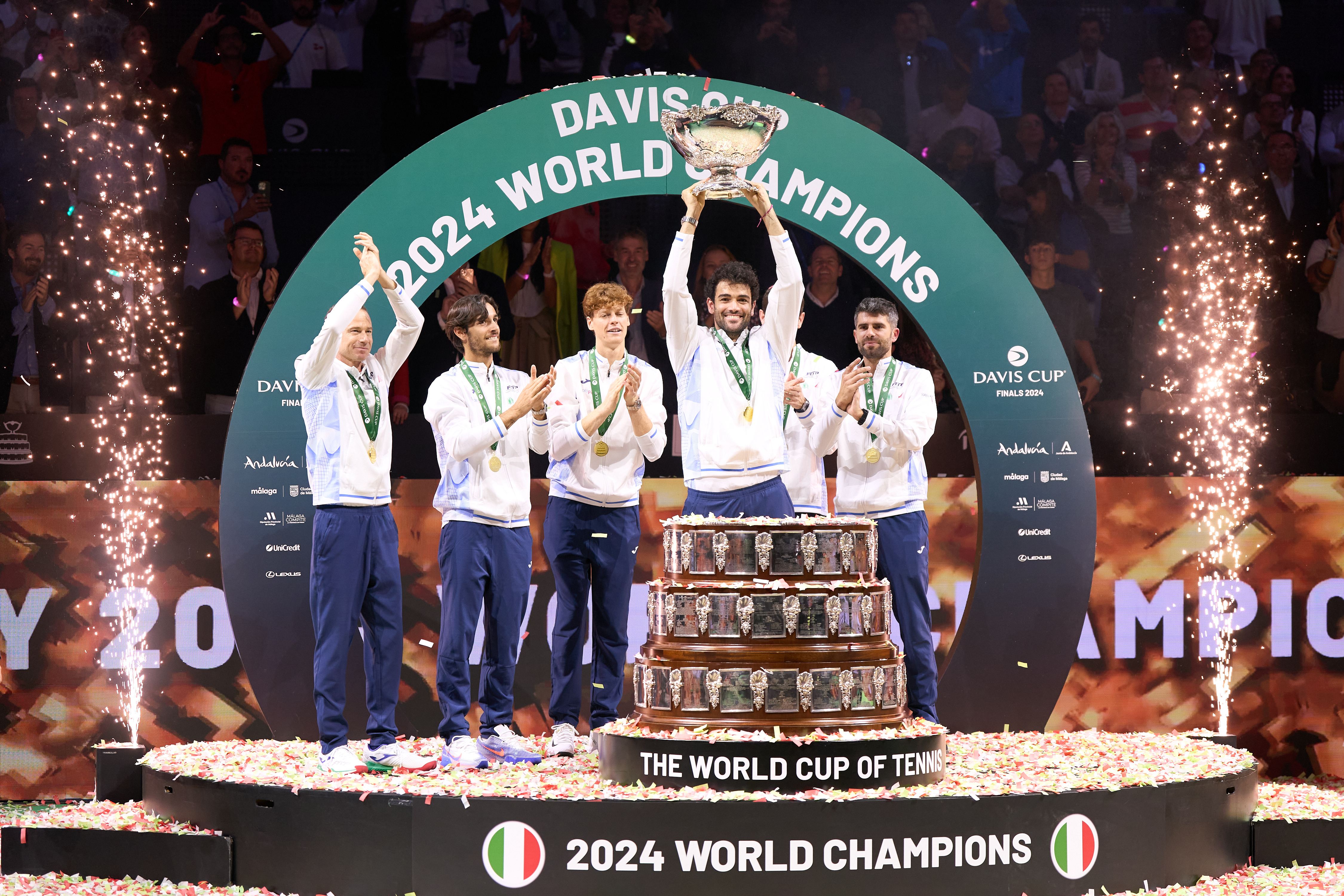 意大利队登顶,庆祝欧洲杯进入 意大利队登顶,庆祝欧洲杯进入