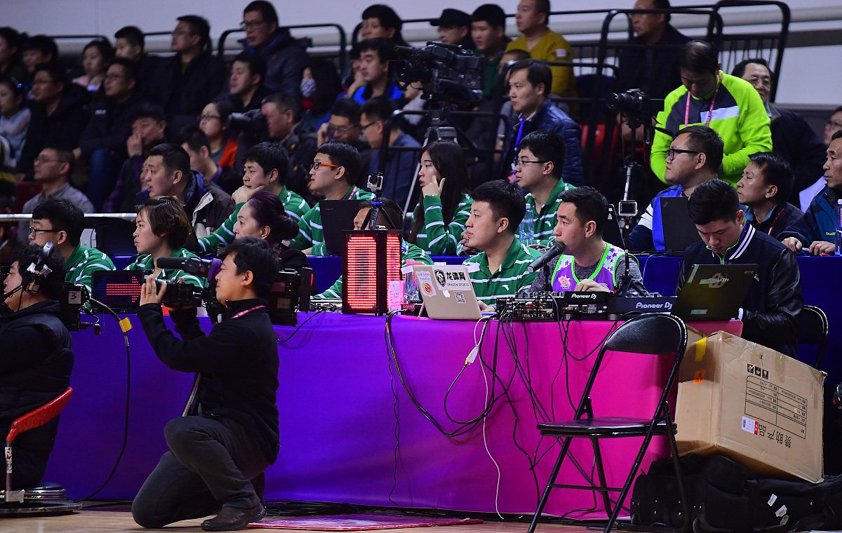 比赛中球员面对强大对手得到支持 比赛中球员面对强大对手得到支持