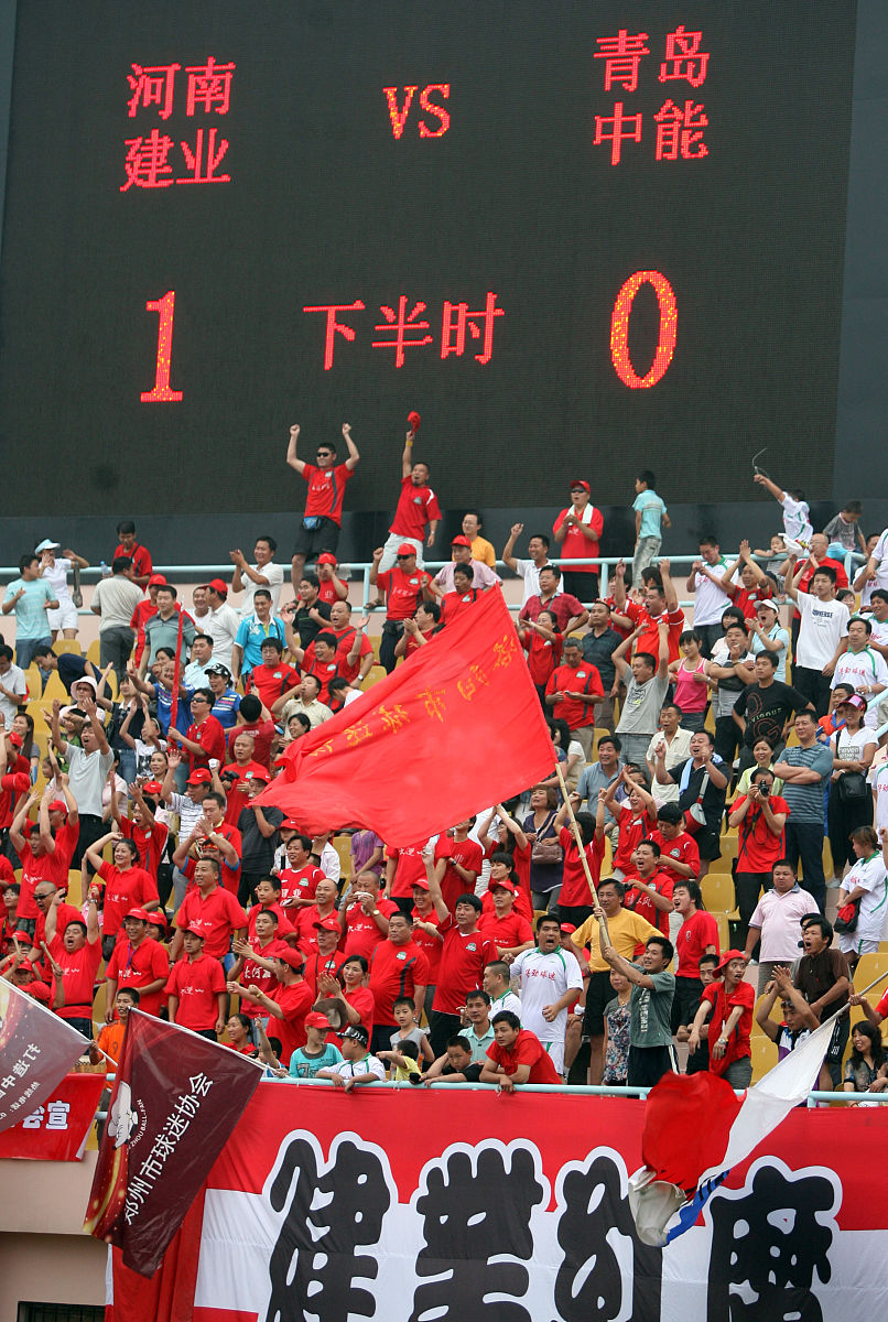 比赛中球员面对强大对手得到支持 比赛中球员面对强大对手得到支持