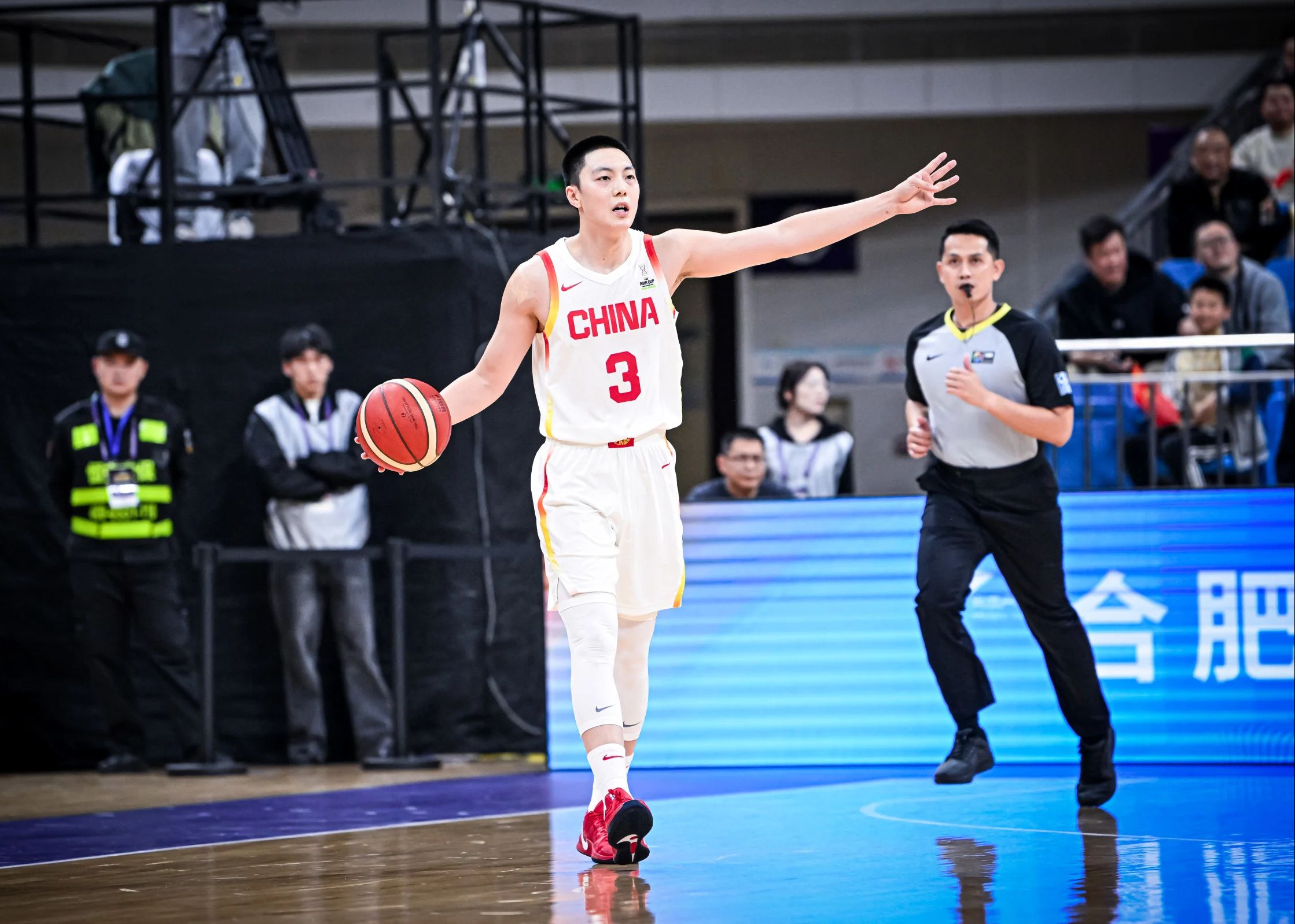 上海男篮大胜,全队表现亮眼,士气高涨 上海男篮大胜,全队表现亮眼,士气高涨