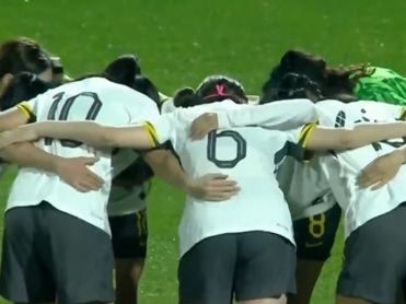 日本女足与加拿大队激烈对抗