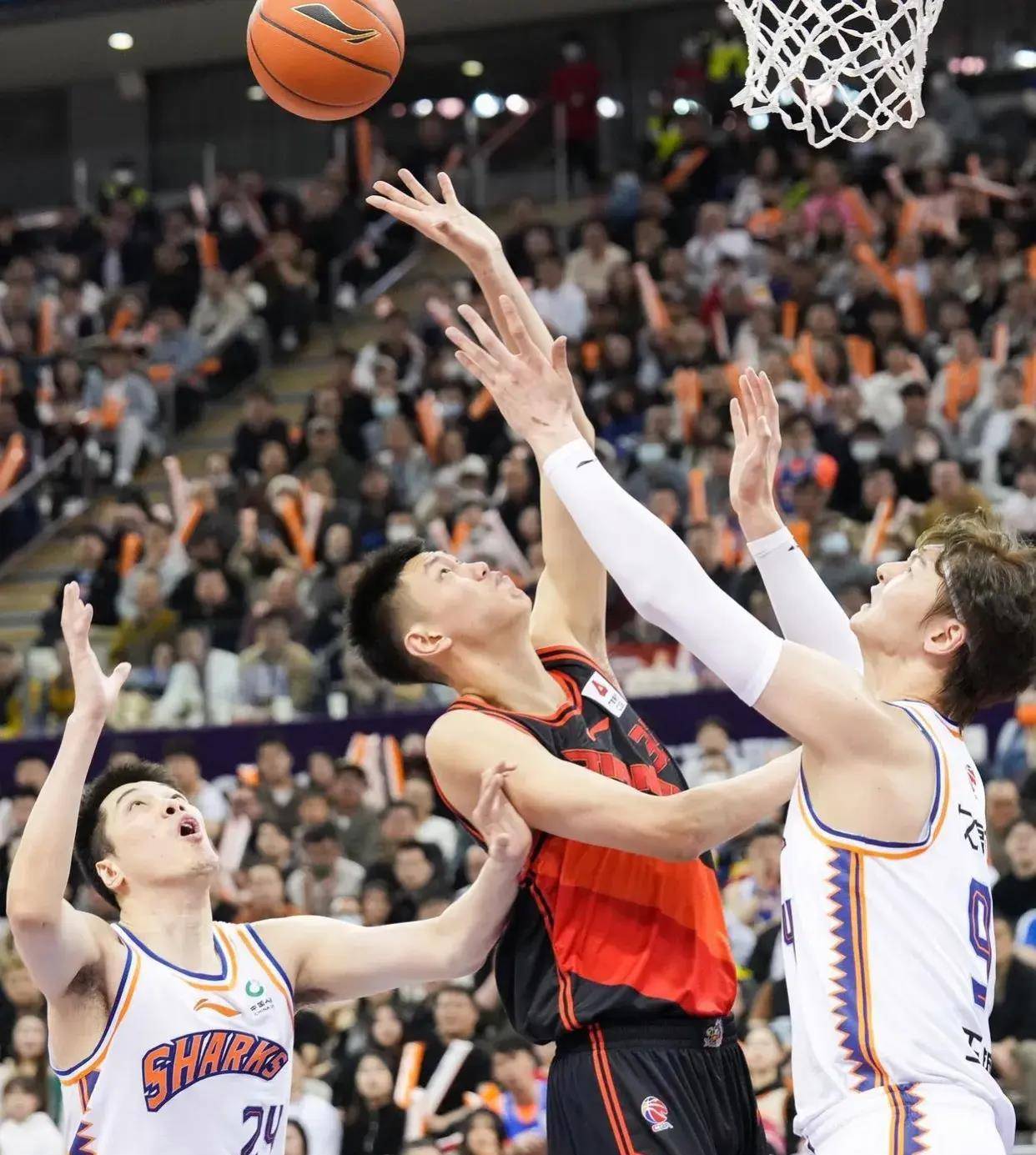 足球明星赵旭日展现出色表现,赢得掌声 足球明星赵旭日展现出色表现,赢得掌声