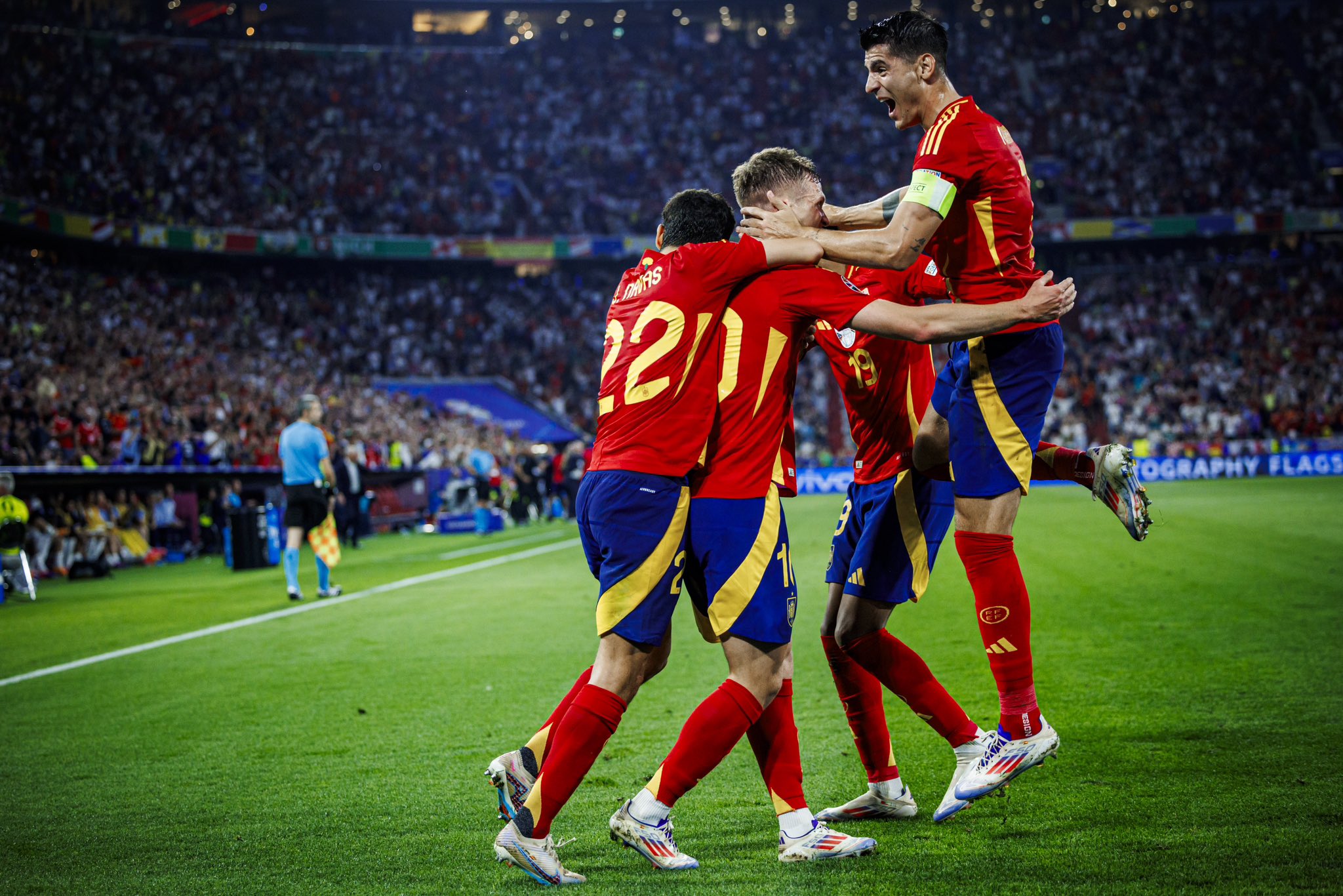 足球豪门展现实力,引发球迷热情 足球豪门展现实力,引发球迷热情