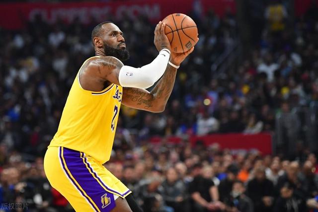 NBA球员的拼搏精神照亮球场 NBA球员的拼搏精神照亮球场