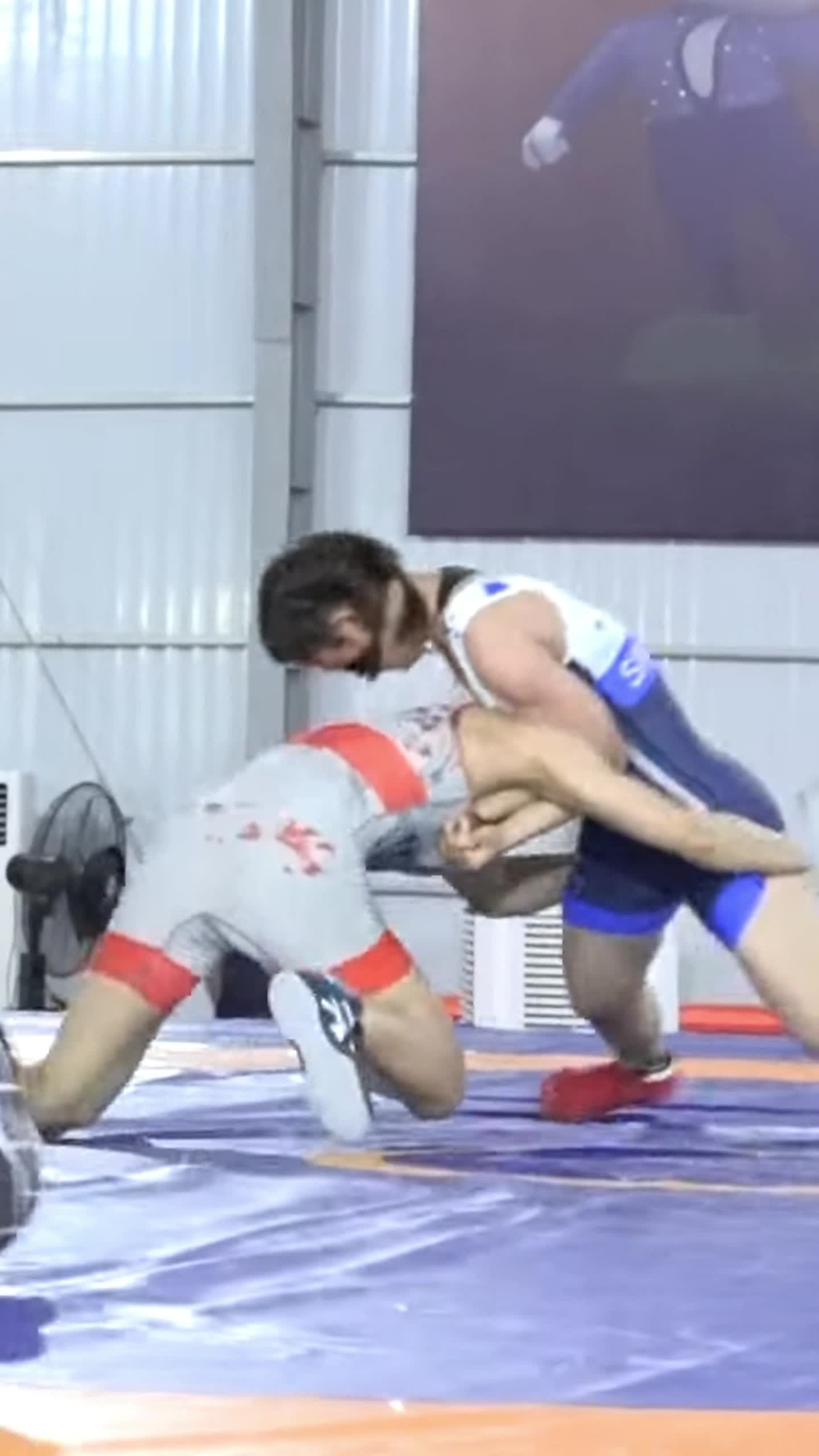 紧张对决展现激烈对抗,每一分钟都扣人心弦 紧张对决展现激烈对抗,每一分钟都扣人心弦