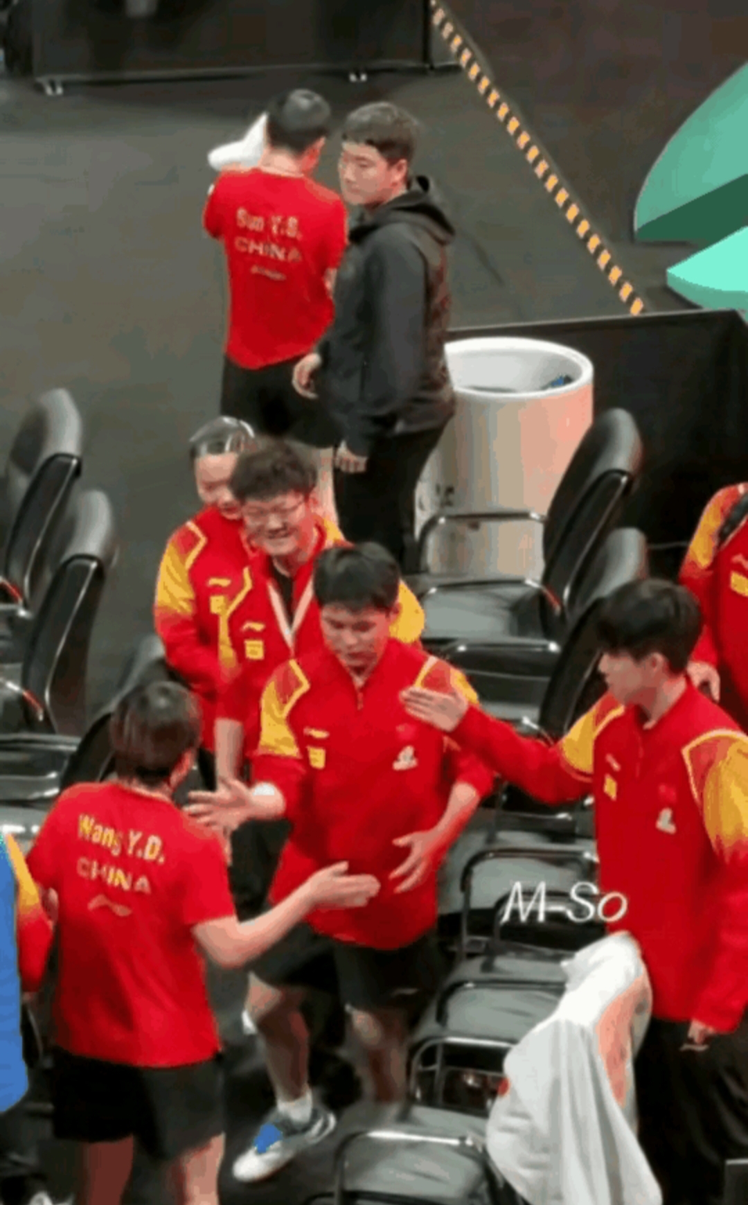 紧张比赛中爆发意外,球迷情绪高涨 紧张比赛中爆发意外,球迷情绪高涨