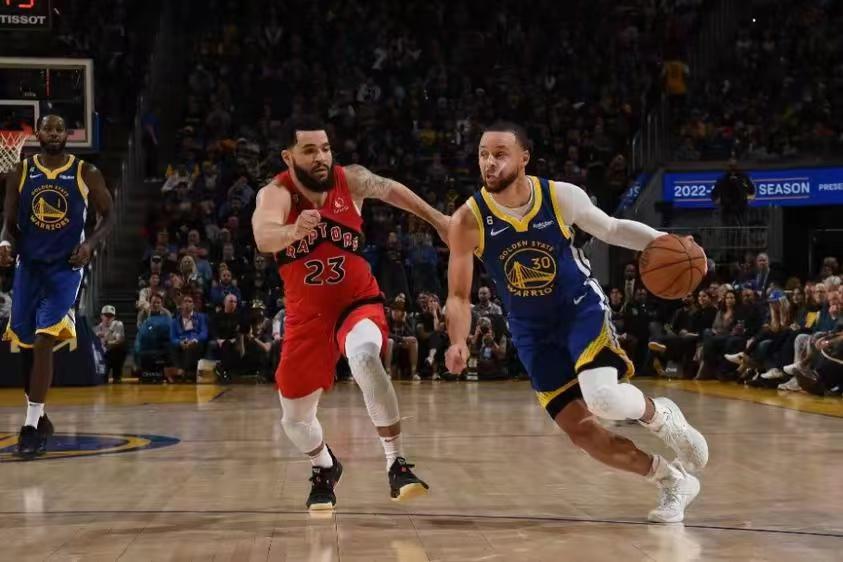 球队晋级季后赛,迎接更激烈挑战 球队晋级季后赛,迎接更激烈挑战