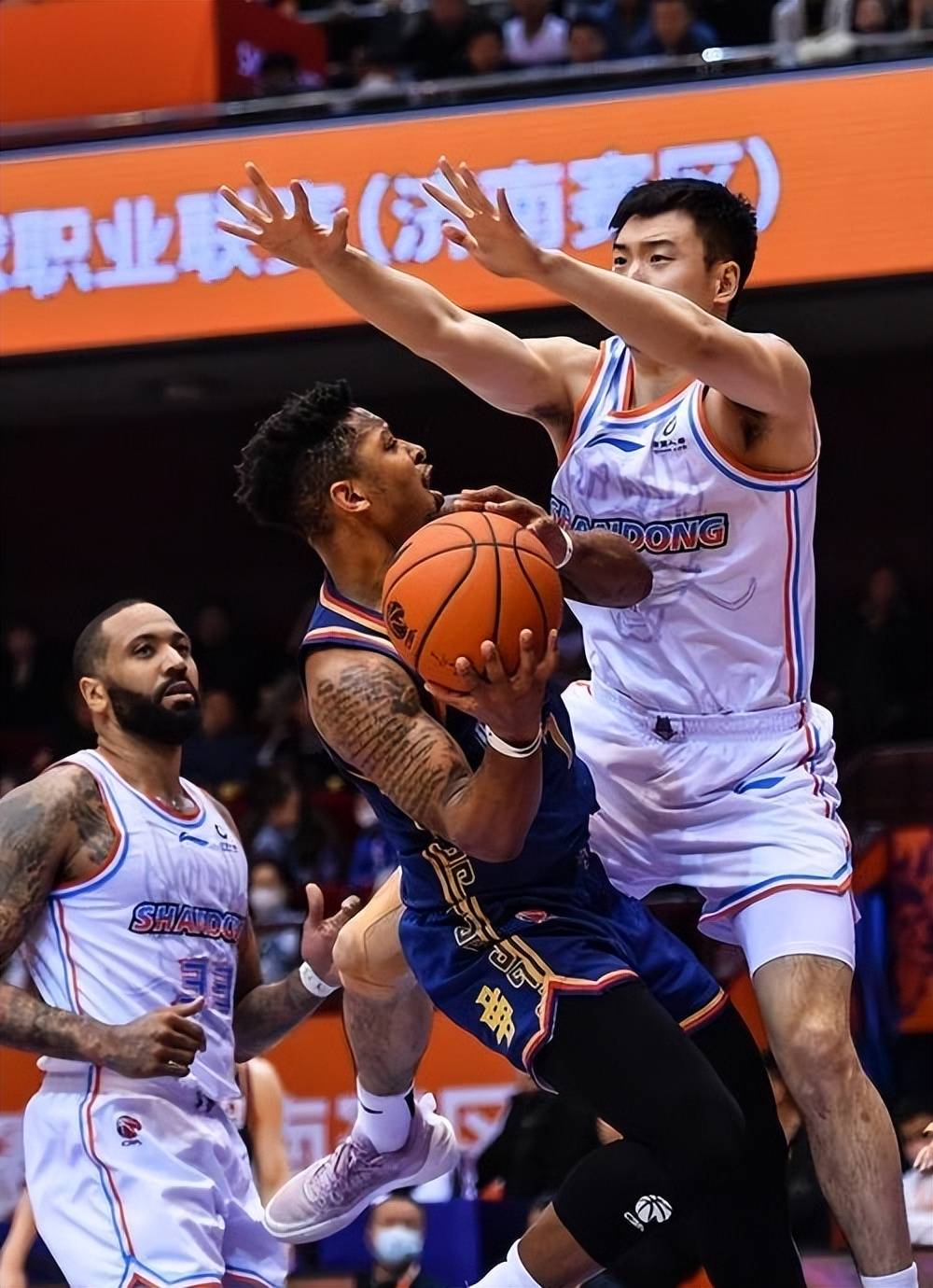 球员在比赛中挑战极限战胜对手