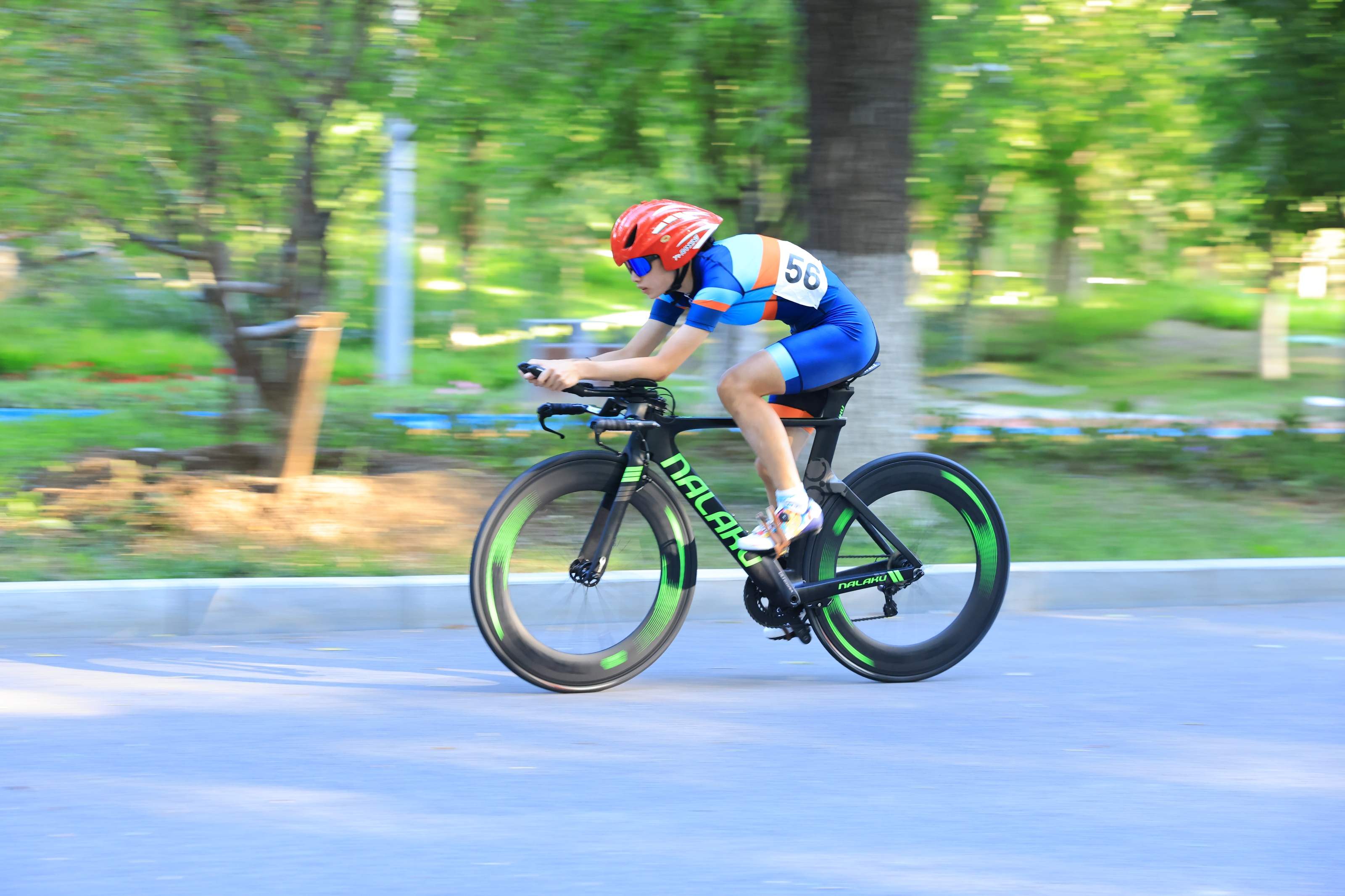 男子自行车比赛，德国选手力挫对手