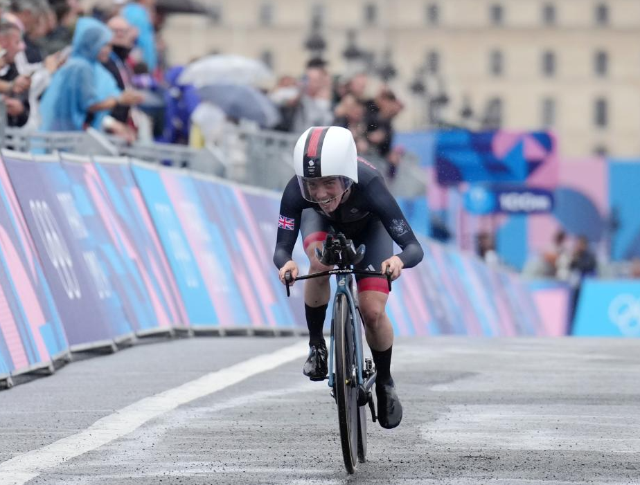 男子自行车比赛，德国选手力挫对手