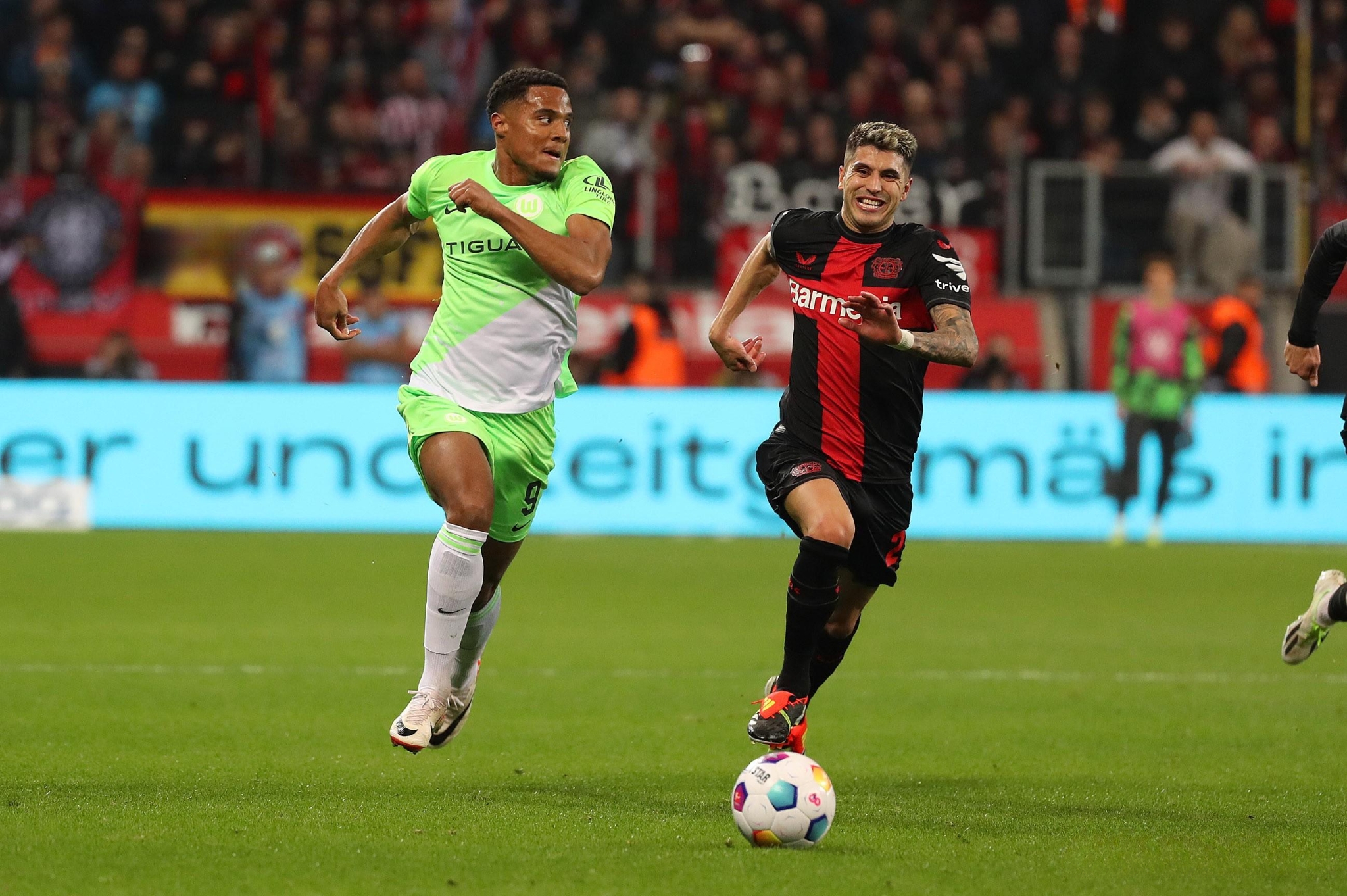 奥格斯堡主场大胜沃尔夫斯堡,摆脱降级压力 奥格斯堡主场大胜沃尔夫斯堡,摆脱降级压力