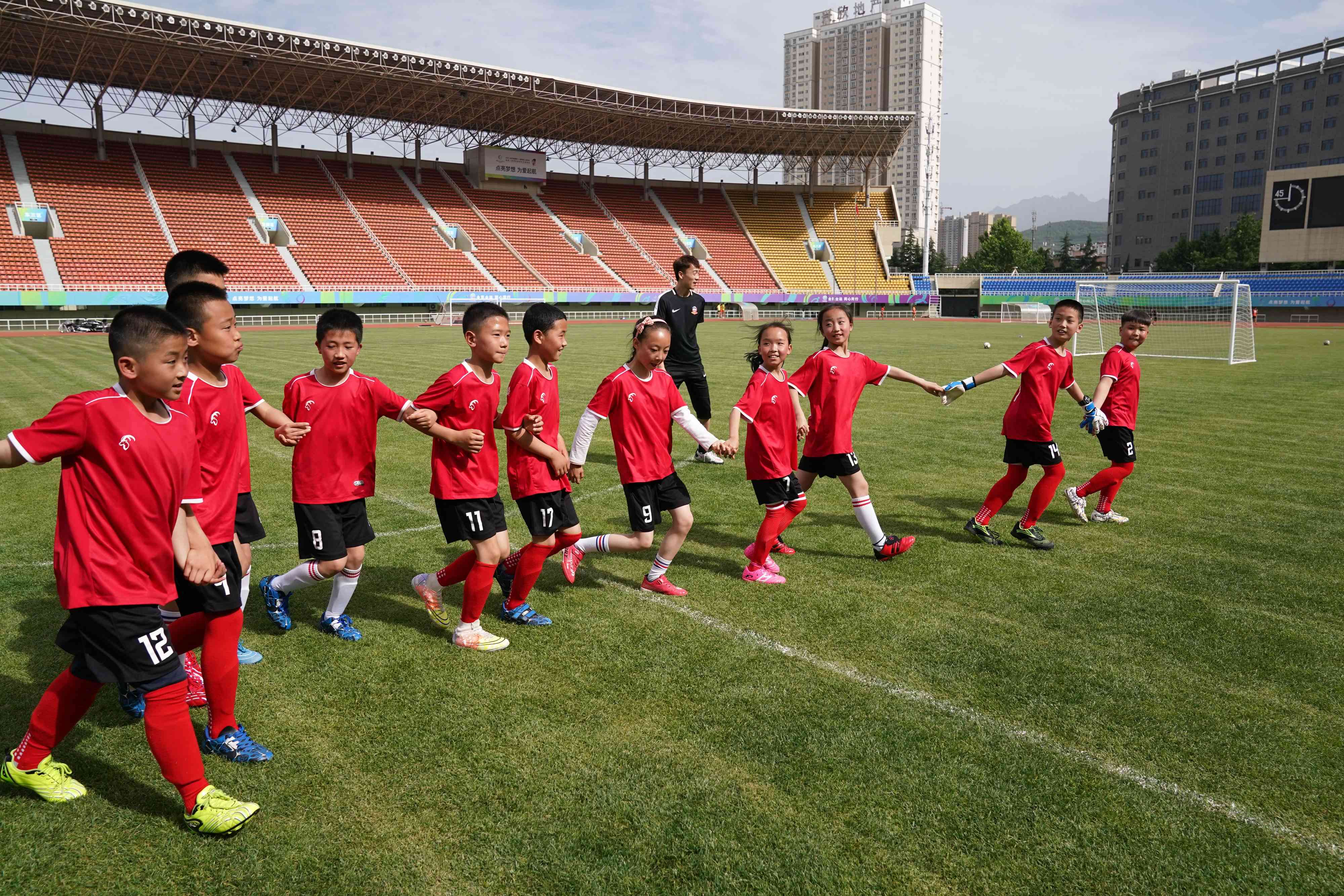 家喻户晓,足球比赛受欢迎 家喻户晓,足球比赛受欢迎