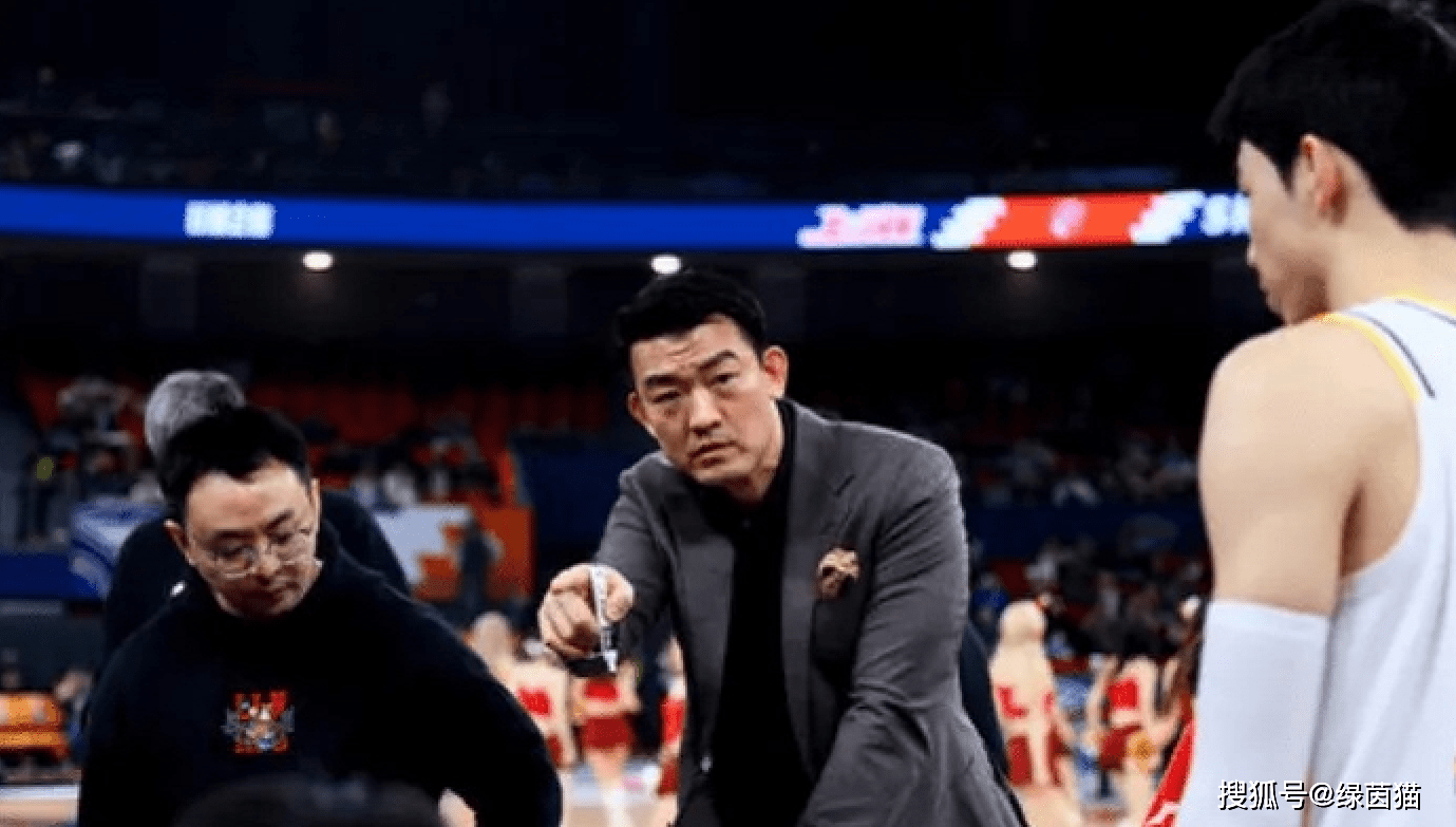 比赛中球员大闹裁判,被吹罚驱逐场下 比赛中球员大闹裁判,被吹罚驱逐场下