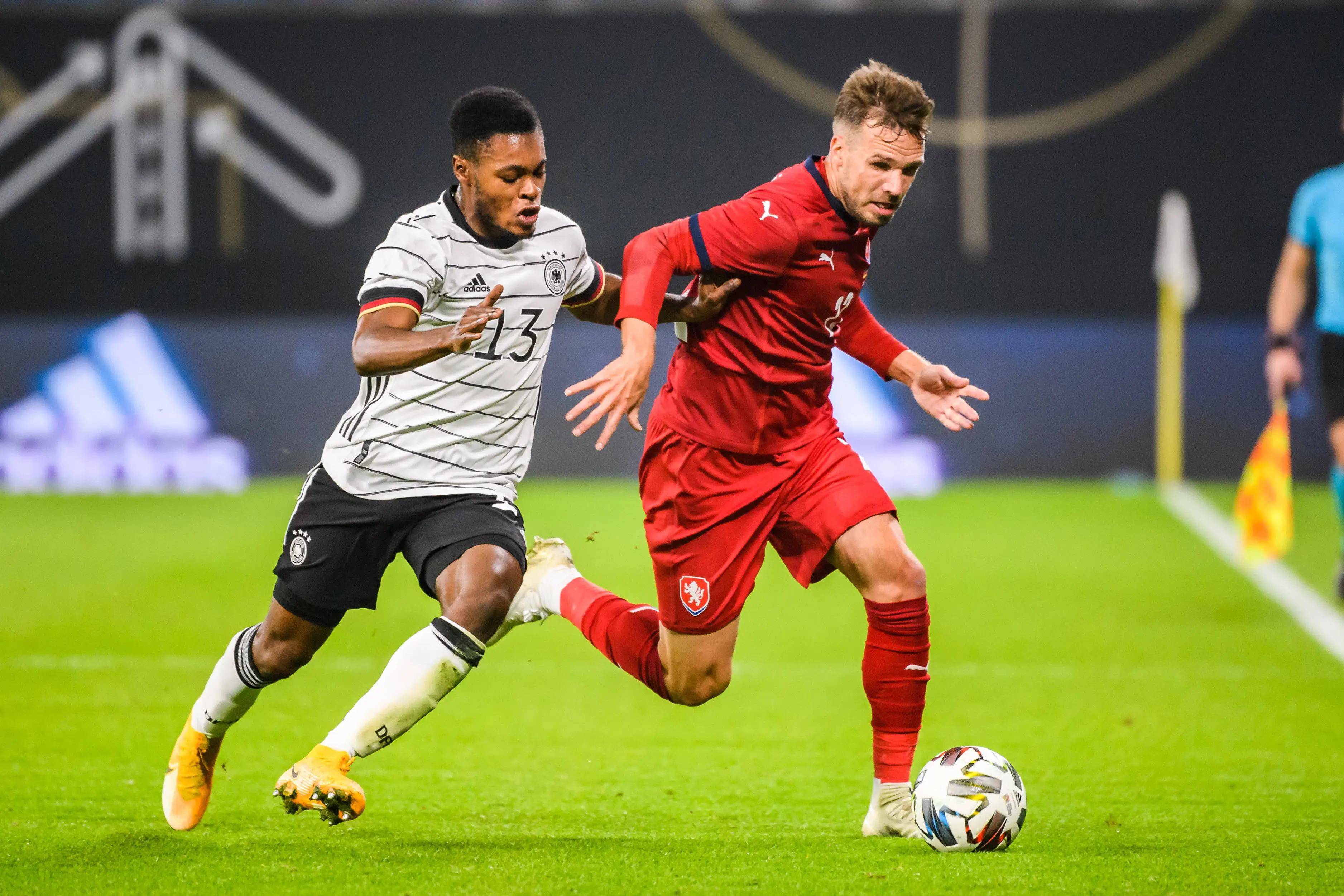 曼联客场大胜,英超前四之争再次升温 曼联客场大胜,英超前四之争再次升温