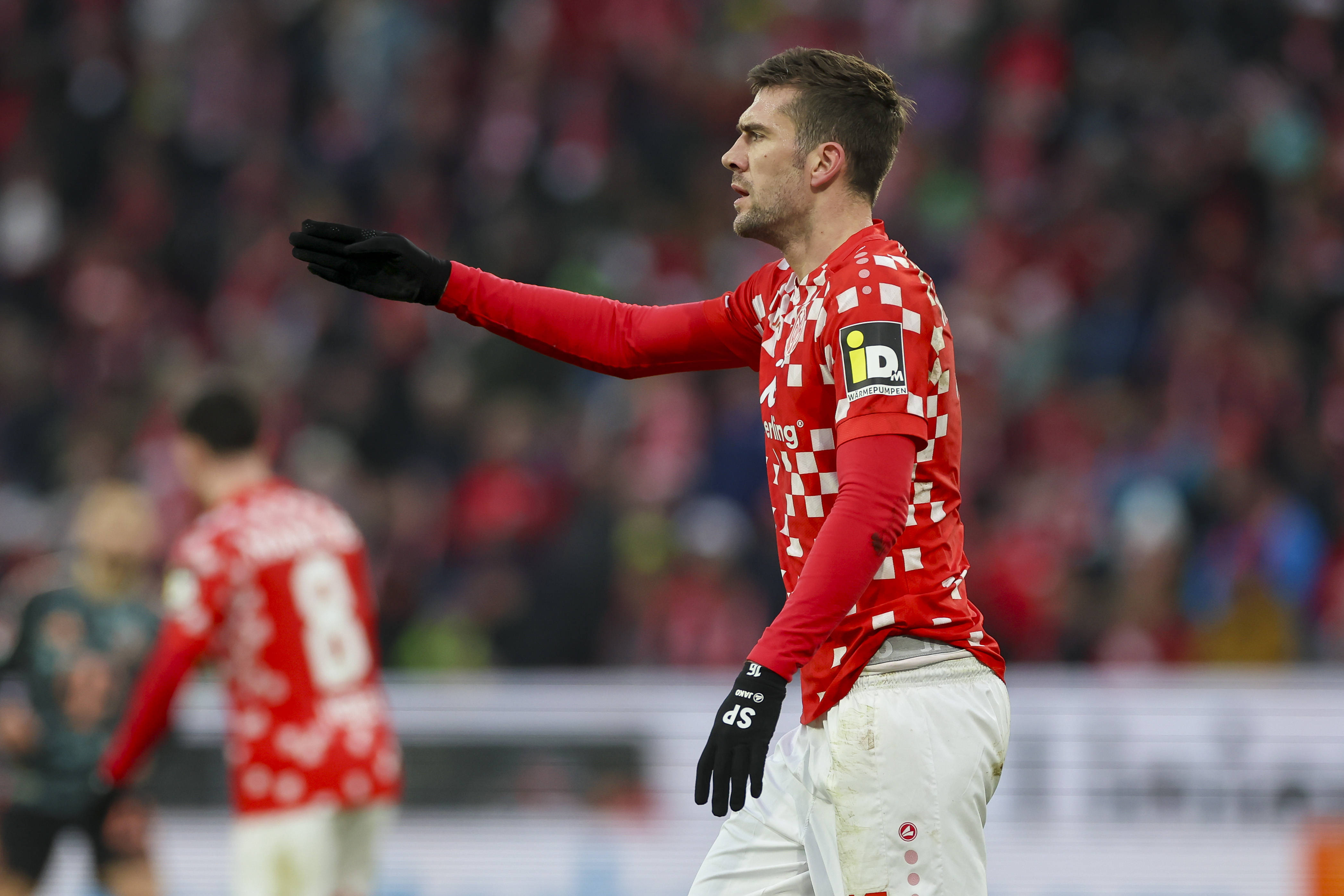 美因茨主场输球,保级压力增加 美因茨主场输球,保级压力增加