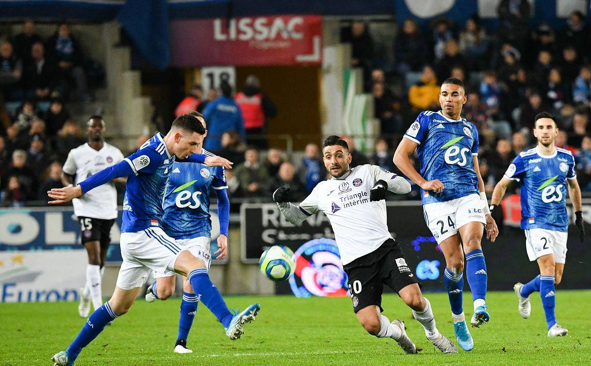 拜仁慕尼黑遭遇阿贾克斯0-3惨败,失去领跑位置 拜仁慕尼黑遭遇阿贾克斯0-3惨败,失去领跑位置