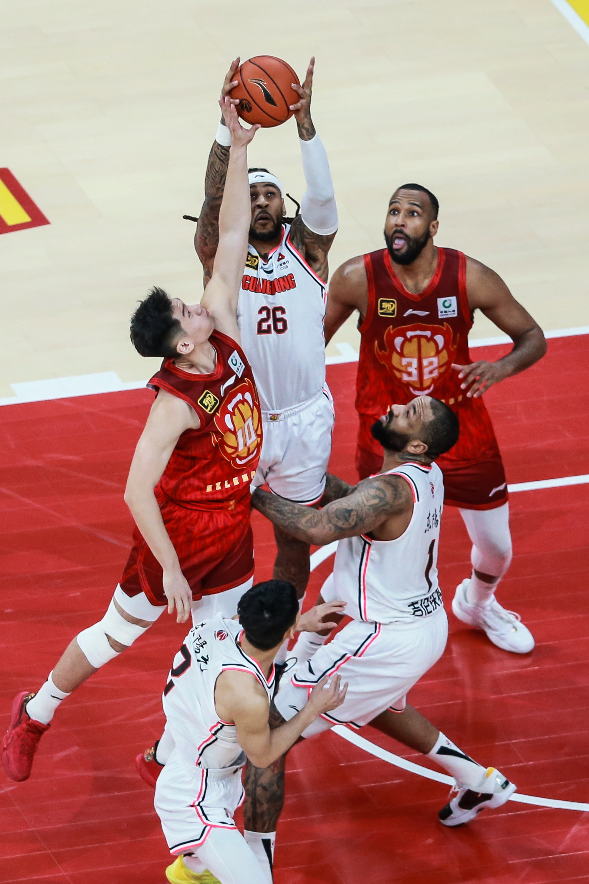 篮球联赛竞争激烈局势引人注目