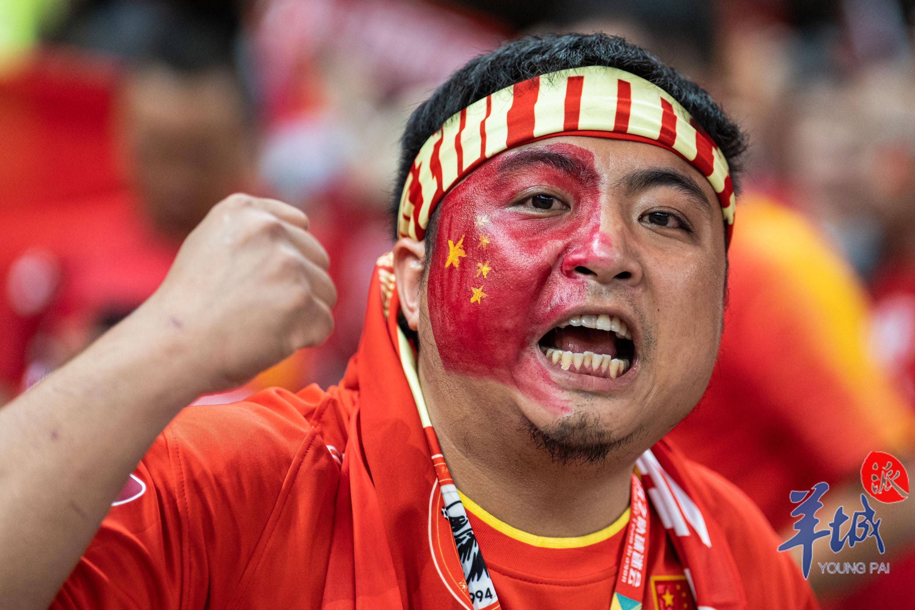 现场观众热情高涨,为自己支持的球队呐喊助威! 现场观众热情高涨,为自己支持的球队呐喊助威!