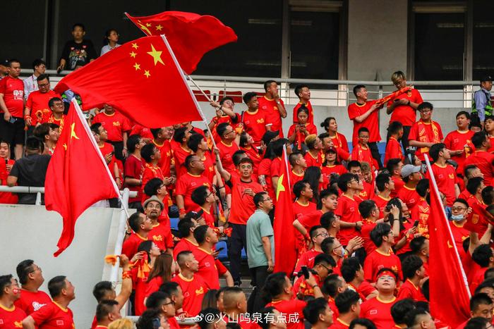 现场观众热情高涨,为自己支持的球队呐喊助威! 现场观众热情高涨,为自己支持的球队呐喊助威!